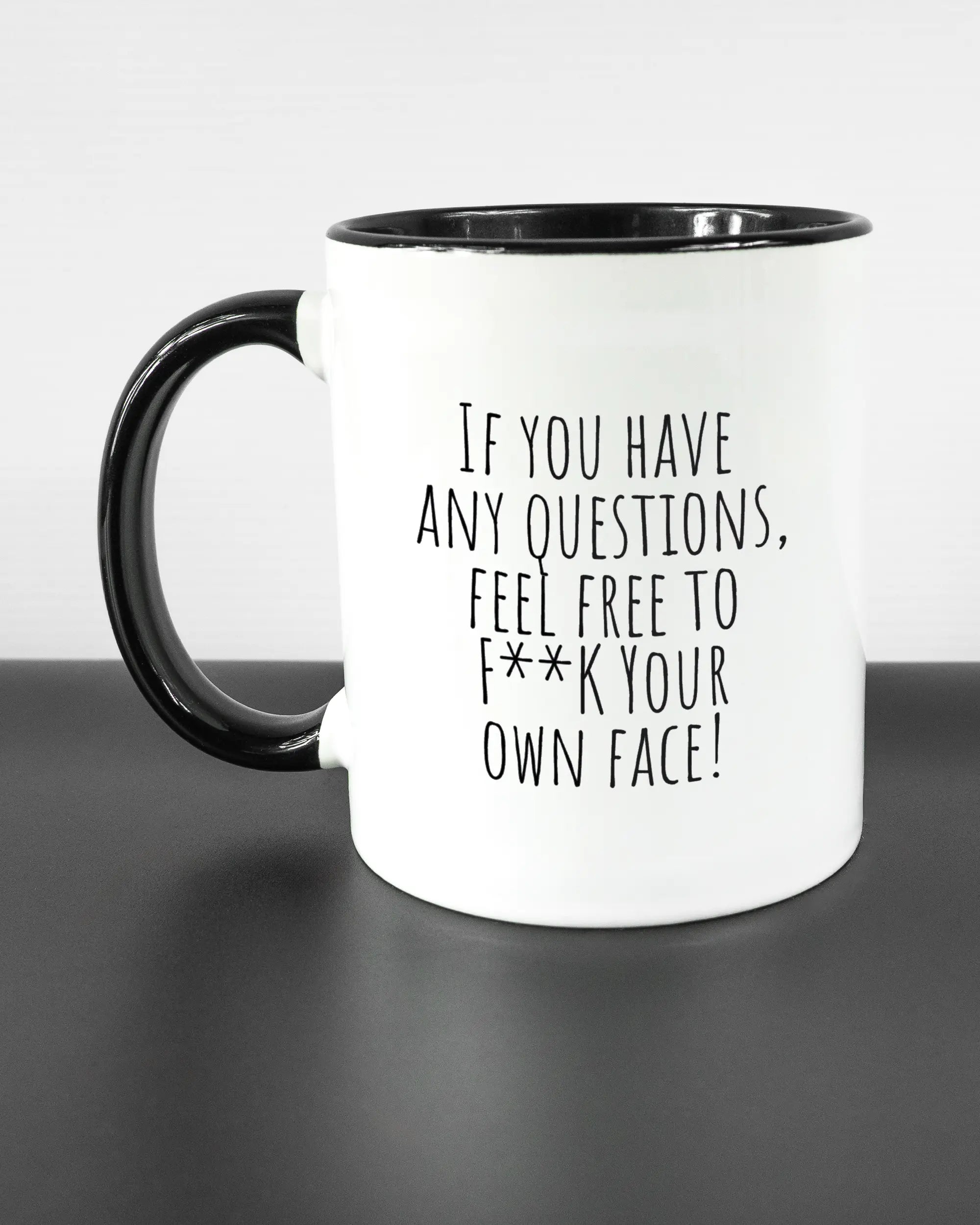 Titelbild, das die linke Seite der beidseitig bedruckten Keramiktasse von Maondo mit dem Design Feel Free in der Farbe Duotone auf einem Holztisch zeigt