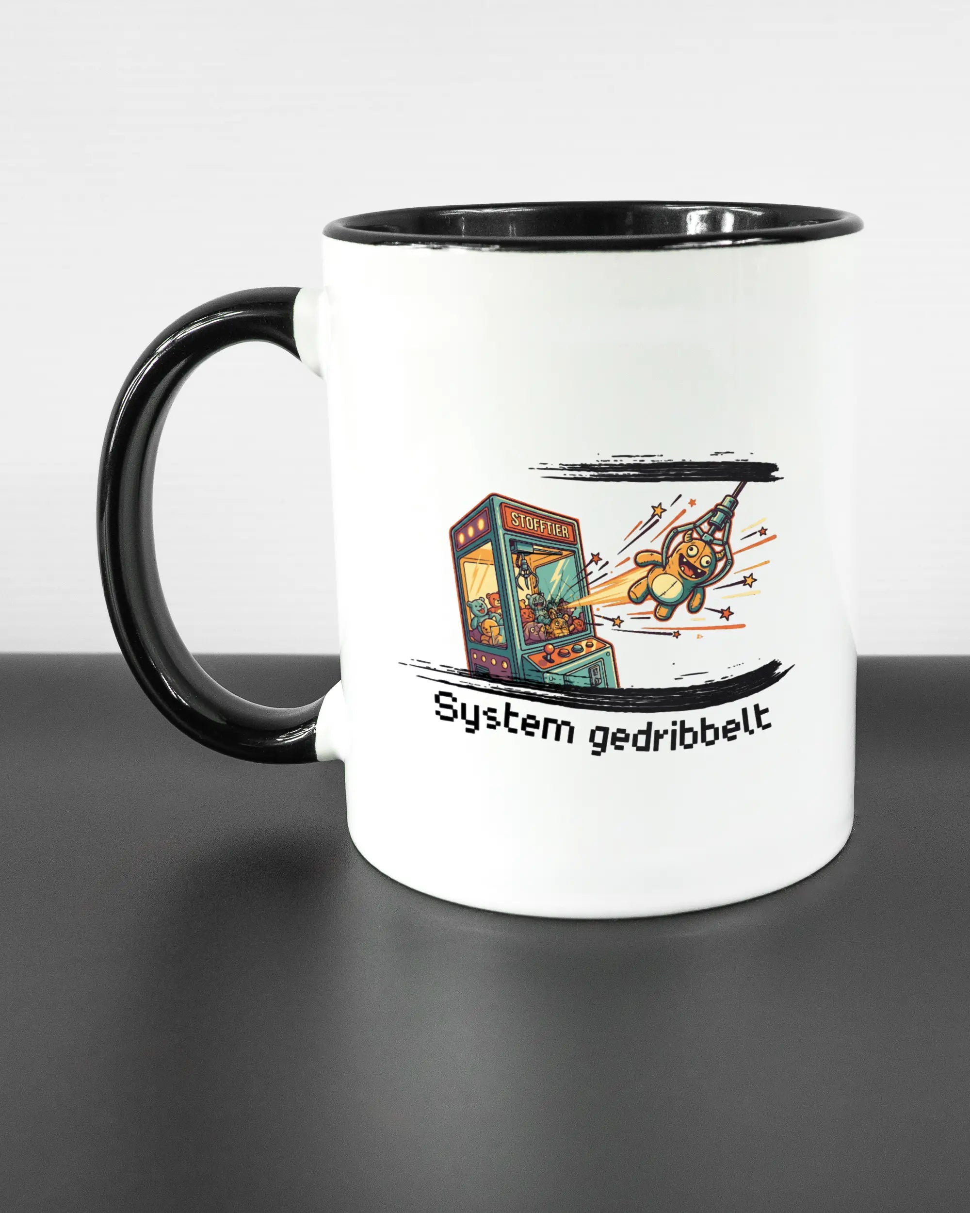 Titelbild, das die linke Seite der beidseitig bedruckten Keramiktasse von Maondo mit dem Design System gedribbelt in der Farbe Duotone auf einem Holztisch zeigt