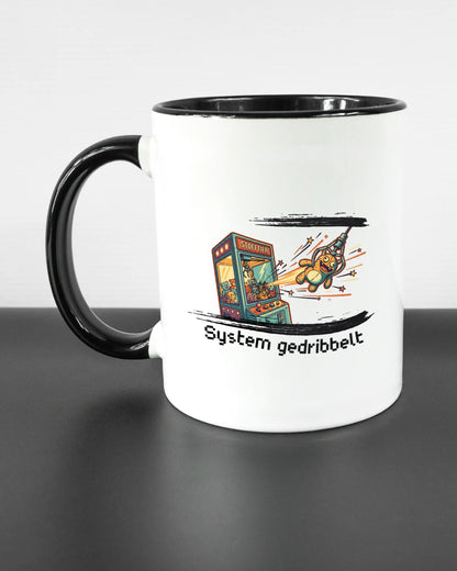 Titelbild, das die linke Seite der beidseitig bedruckten Keramiktasse von Maondo mit dem Design System gedribbelt in der Farbe Duotone auf einem Holztisch zeigt