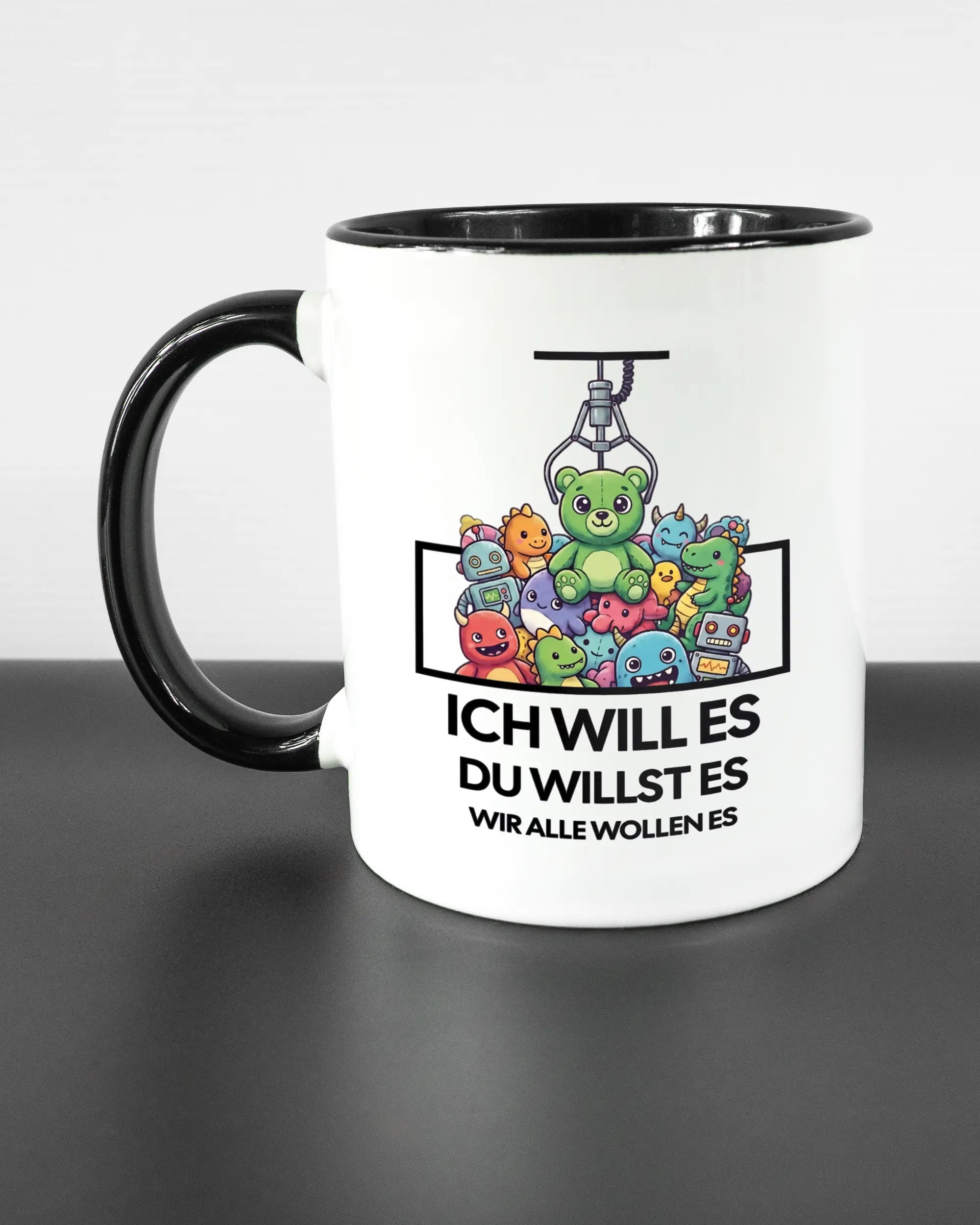 Titelbild, das die linke Seite der beidseitig bedruckten Keramiktasse von Maondo mit dem Design Will Stofftier in der Farbe Duotone auf einem Holztisch zeigt