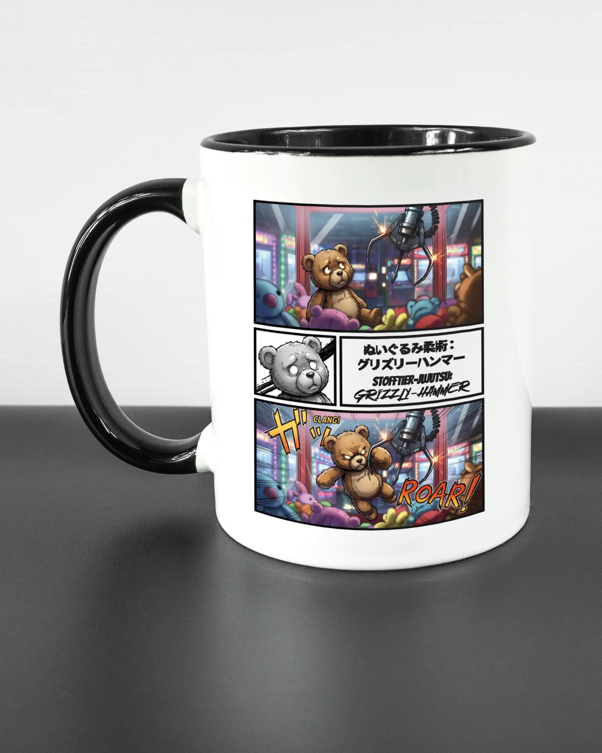 Titelbild, das die linke Seite der beidseitig bedruckten Keramiktasse von Maondo mit dem Design Manga Stoff in der Farbe Duotone auf einem Holztisch zeigt