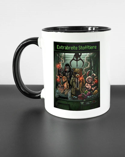 Titelbild, das die linke Seite der beidseitig bedruckten Keramiktasse von Maondo mit dem Design Extrabreit in der Farbe Duotone auf einem Holztisch zeigt