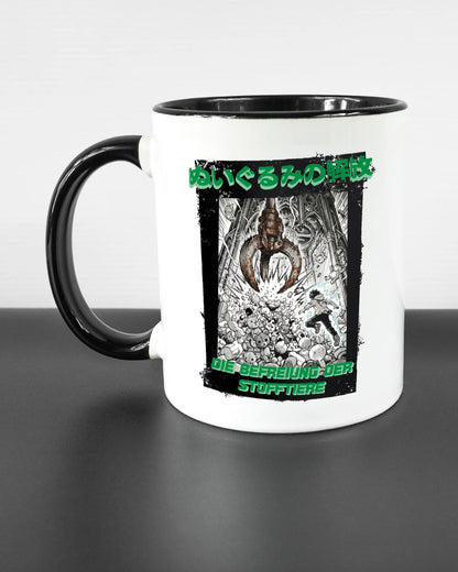 Titelbild, das die linke Seite der beidseitig bedruckten Keramiktasse von Maondo mit dem Design Save 1 Stofftier in der Farbe Duotone auf einem Holztisch zeigt