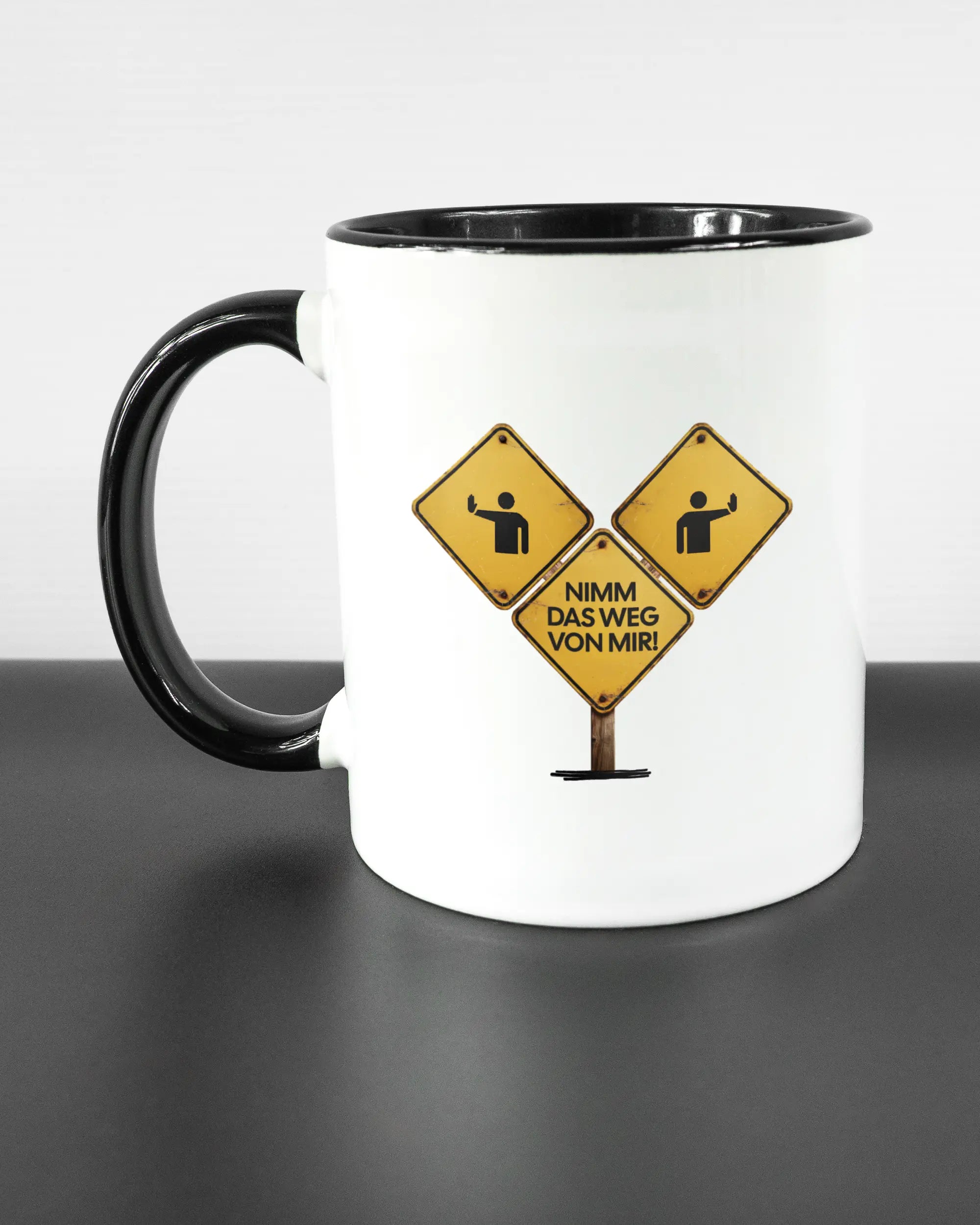 Titelbild, das die linke Seite der beidseitig bedruckten Keramiktasse von Maondo mit dem Design Schutzschild in der Farbe Duotone auf einem Holztisch zeigt