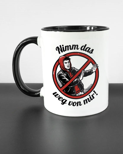 Titelbild, das die linke Seite der beidseitig bedruckten Keramiktasse von Maondo mit dem Design Nimm das weg in der Farbe Duotone auf einem Holztisch zeigt