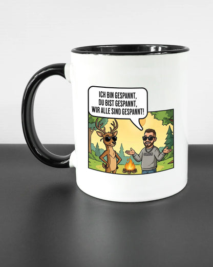 Titelbild, das die linke Seite der beidseitig bedruckten Keramiktasse von Maondo mit dem Design Vollspannung in der Farbe Duotone auf einem Holztisch zeigt