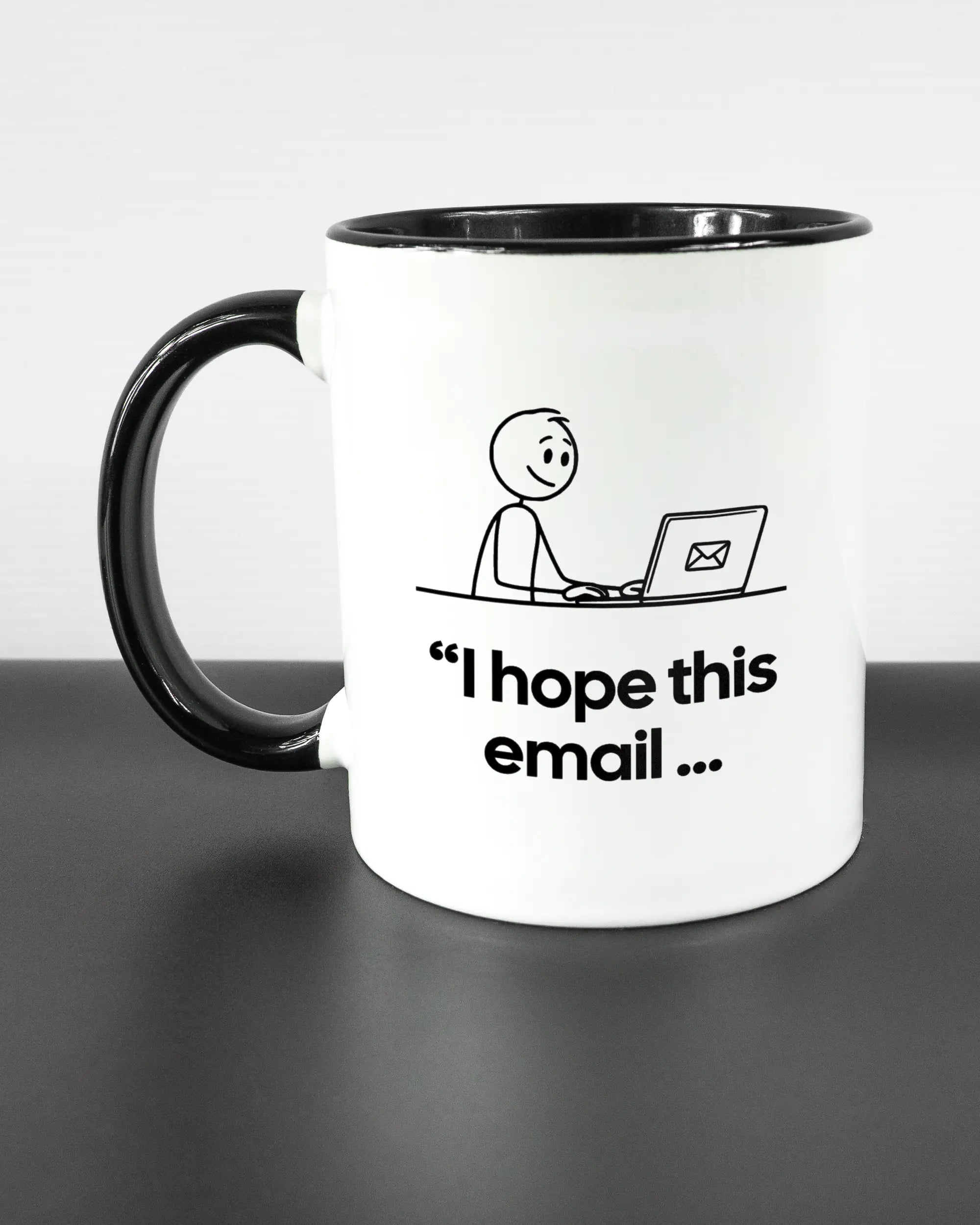 Titelbild, das die linke Seite der beidseitig bedruckten Keramiktasse von Maondo mit dem Design Found me not well in der Farbe Duotone auf einem Holztisch zeigt