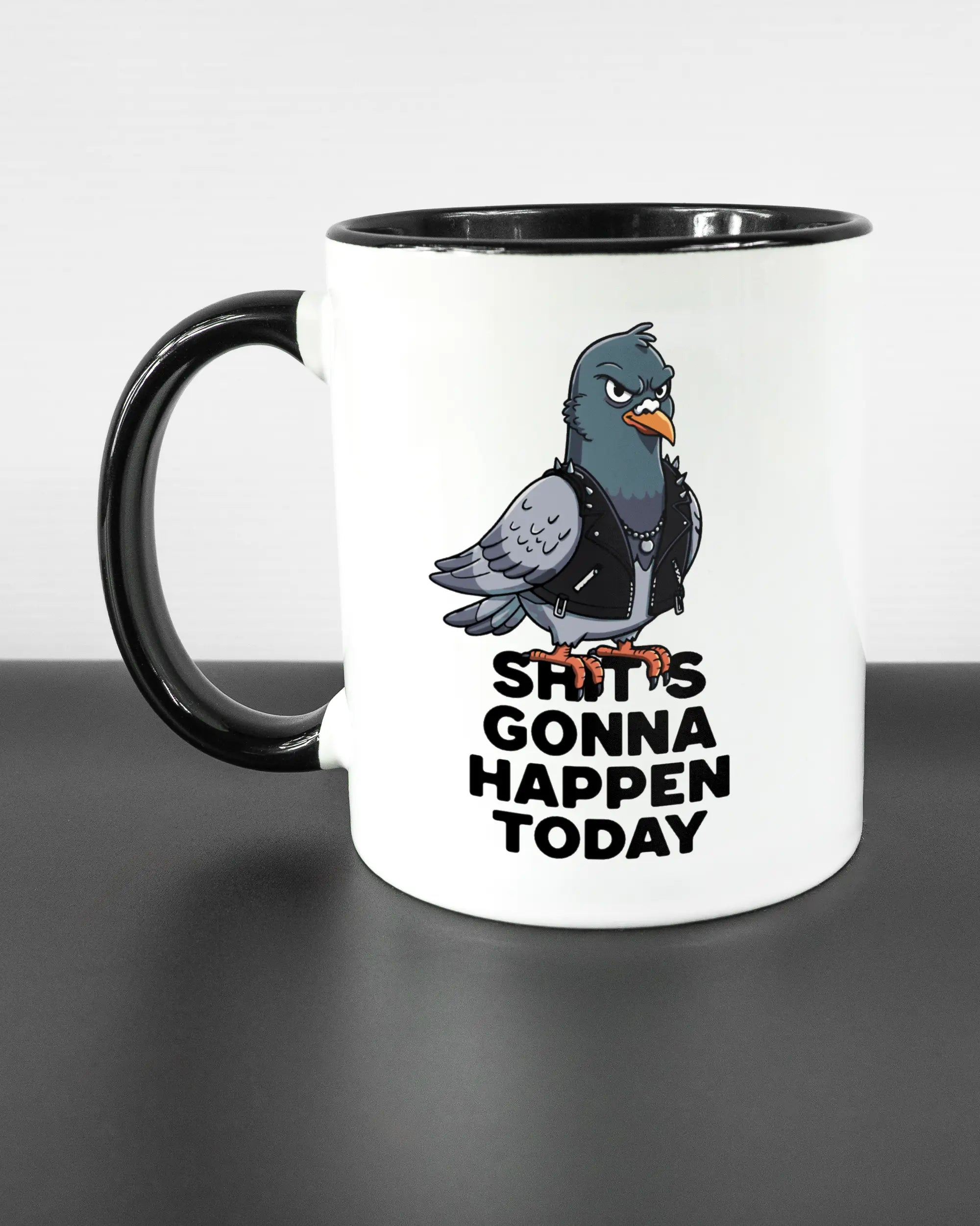 Titelbild, das die linke Seite der beidseitig bedruckten Keramiktasse von Maondo mit dem Design Pigeon Pun in der Farbe Duotone auf einem Holztisch zeigt