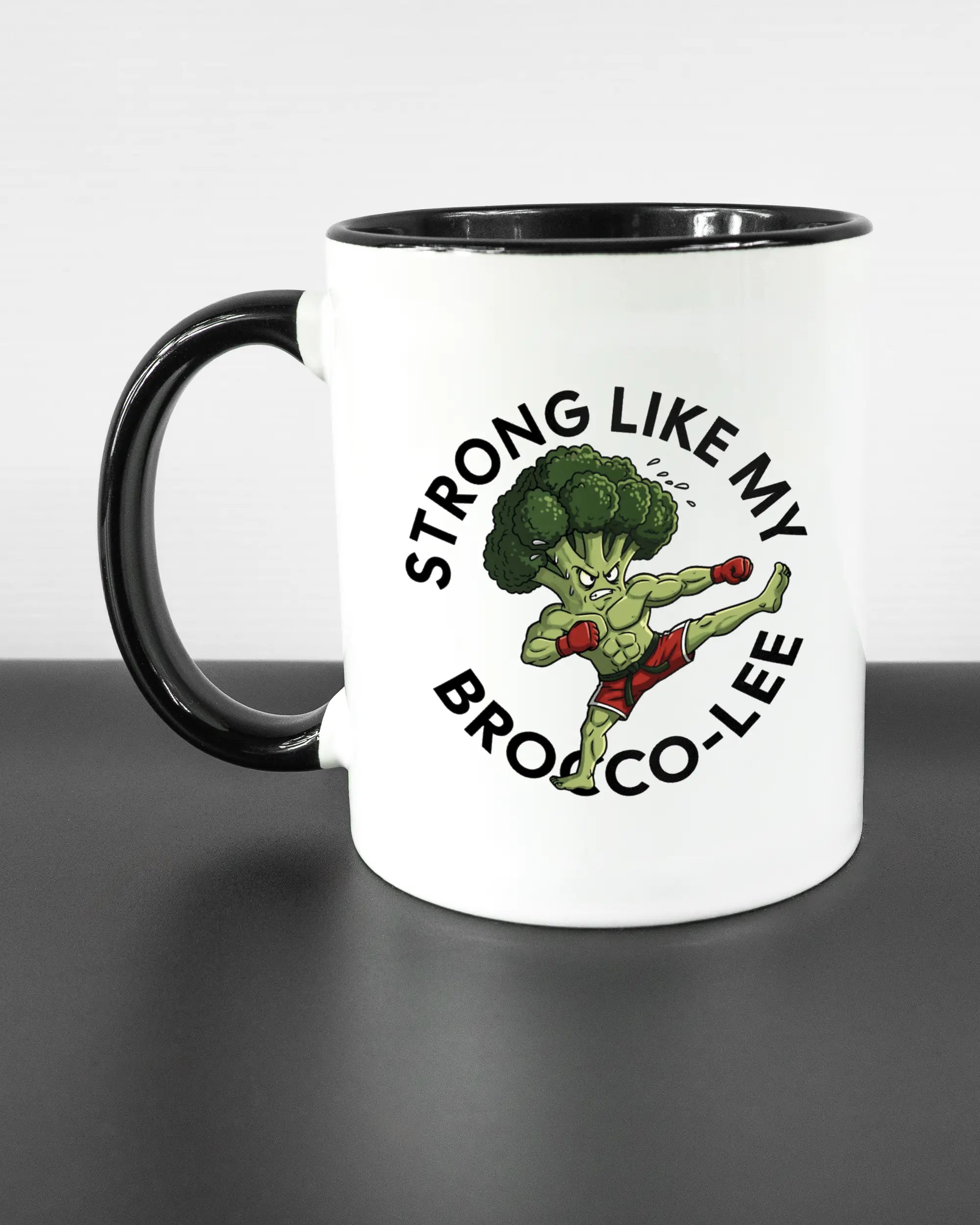 Titelbild, das die linke Seite der beidseitig bedruckten Keramiktasse von Maondo mit dem Design Brocco-Lee in der Farbe Duotone auf einem Holztisch zeigt