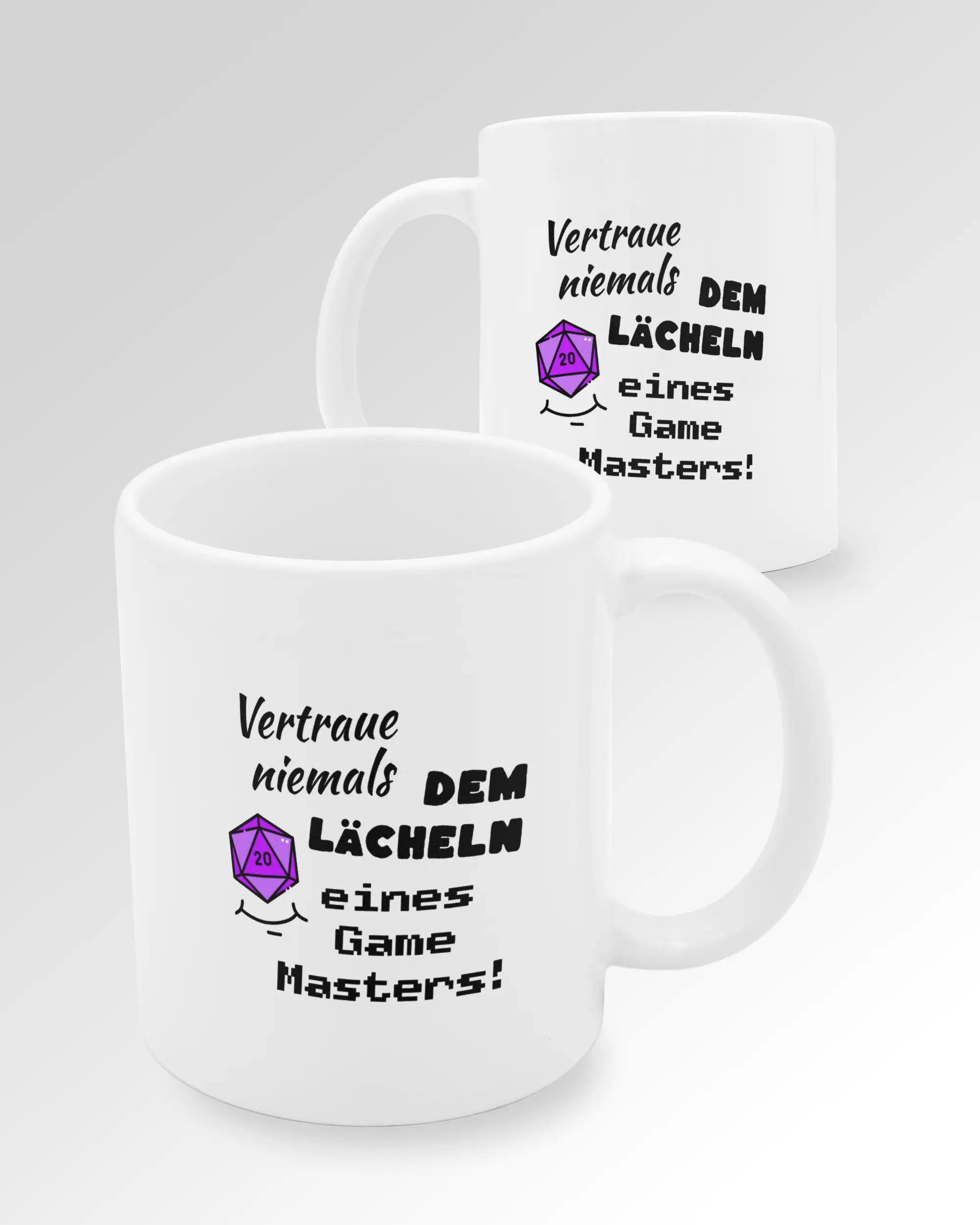 Variantenbild der beidseitig bedruckten Keramik Tasse von Maondo mit dem Design Game Master in der Farbe Weiß