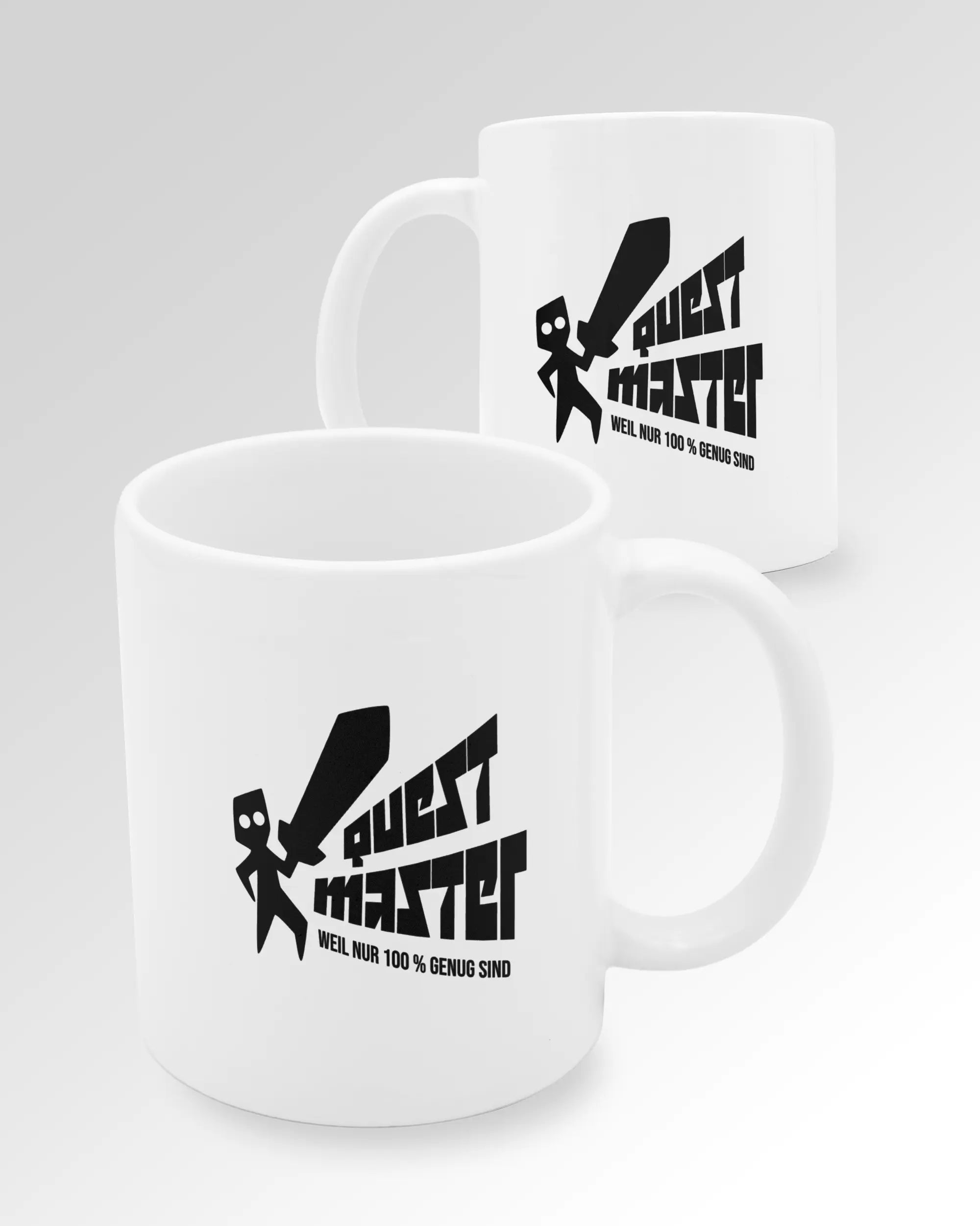 Variantenbild der beidseitig bedruckten Keramik Tasse von Maondo mit dem Design Quest Master in der Farbe Weiß