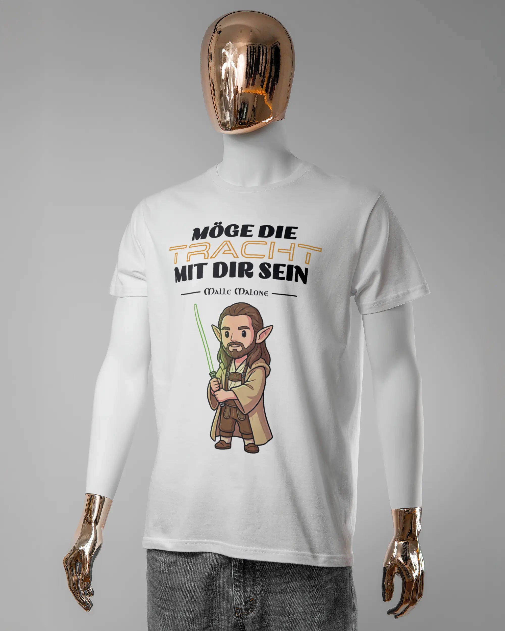 Vorderseite des Basic Unisex T-Shirt Soft von Maondo mit dem Design Tracht mit dir in der Farbe White und in der Größe L getragen von einer maskulinen Puppe