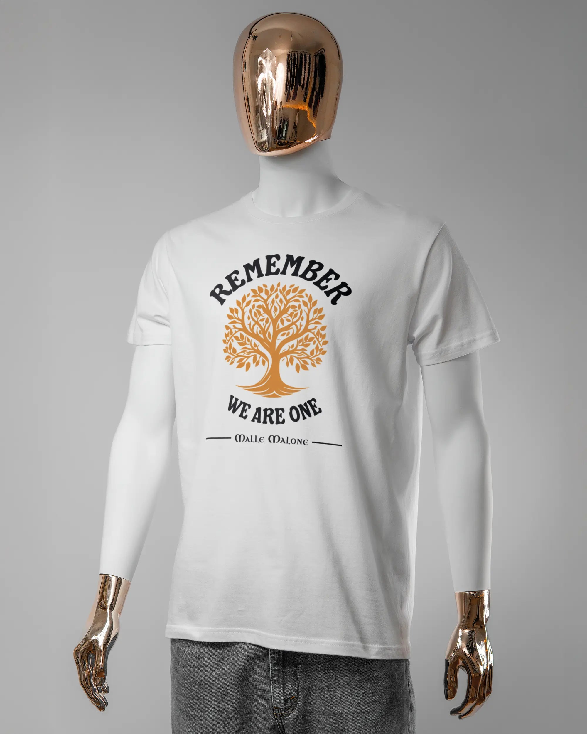 Vorderseite des Basic Unisex T-Shirt Soft von Maondo mit dem Design We are one in der Farbe White und in der Größe L getragen von einer maskulinen Puppe