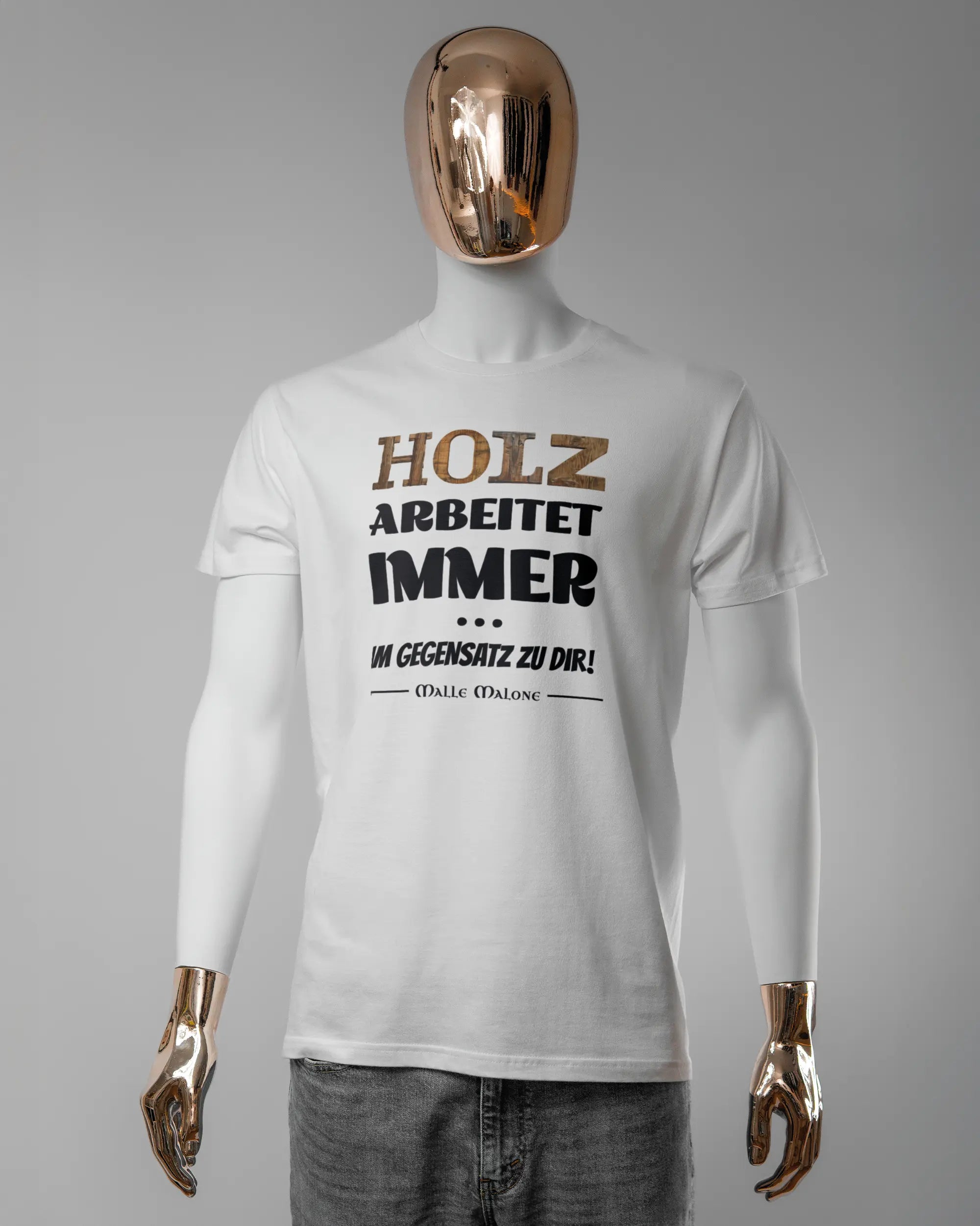 Vorderseite des Basic Unisex T-Shirt Soft von Maondo mit dem Design Holzarbeit in der Farbe White und in der Größe L getragen von einer maskulinen Puppe