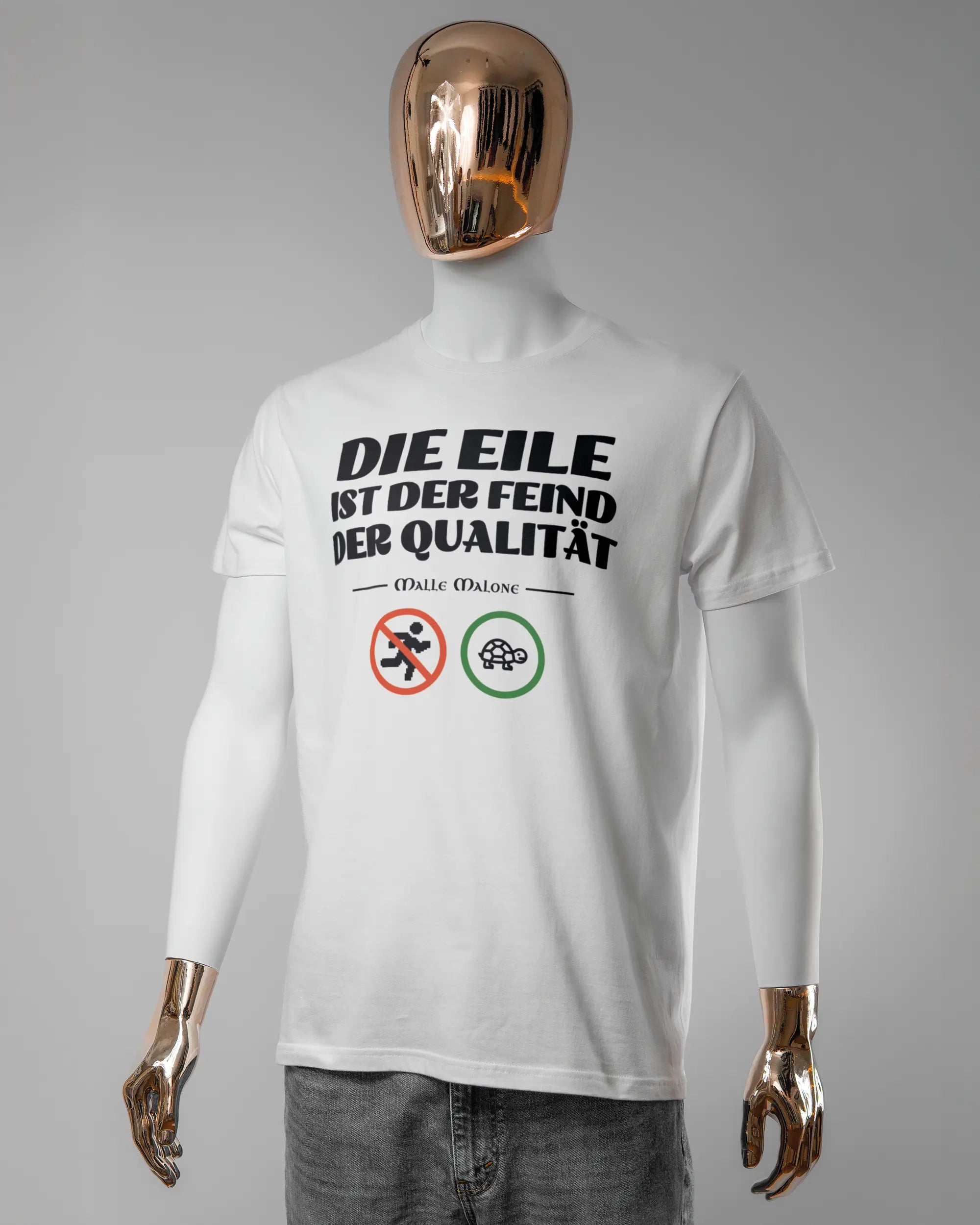 Vorderseite des Basic Unisex T-Shirt Soft von Maondo mit dem Design Keine Eile in der Farbe White und in der Größe L getragen von einer maskulinen Puppe