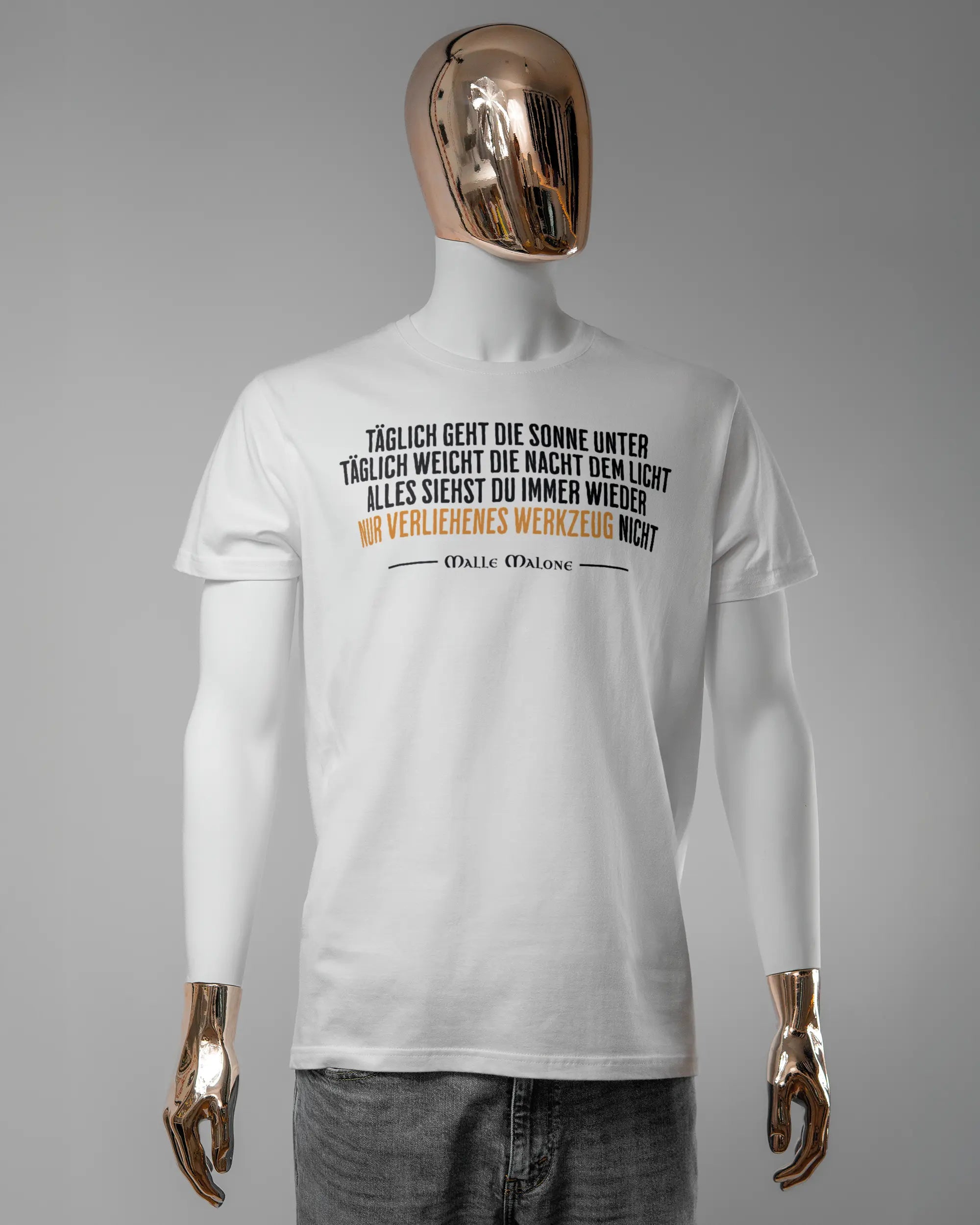 Vorderseite des Basic Unisex T-Shirt Soft von Maondo mit dem Design Wegzeug in der Farbe White und in der Größe L getragen von einer maskulinen Puppe