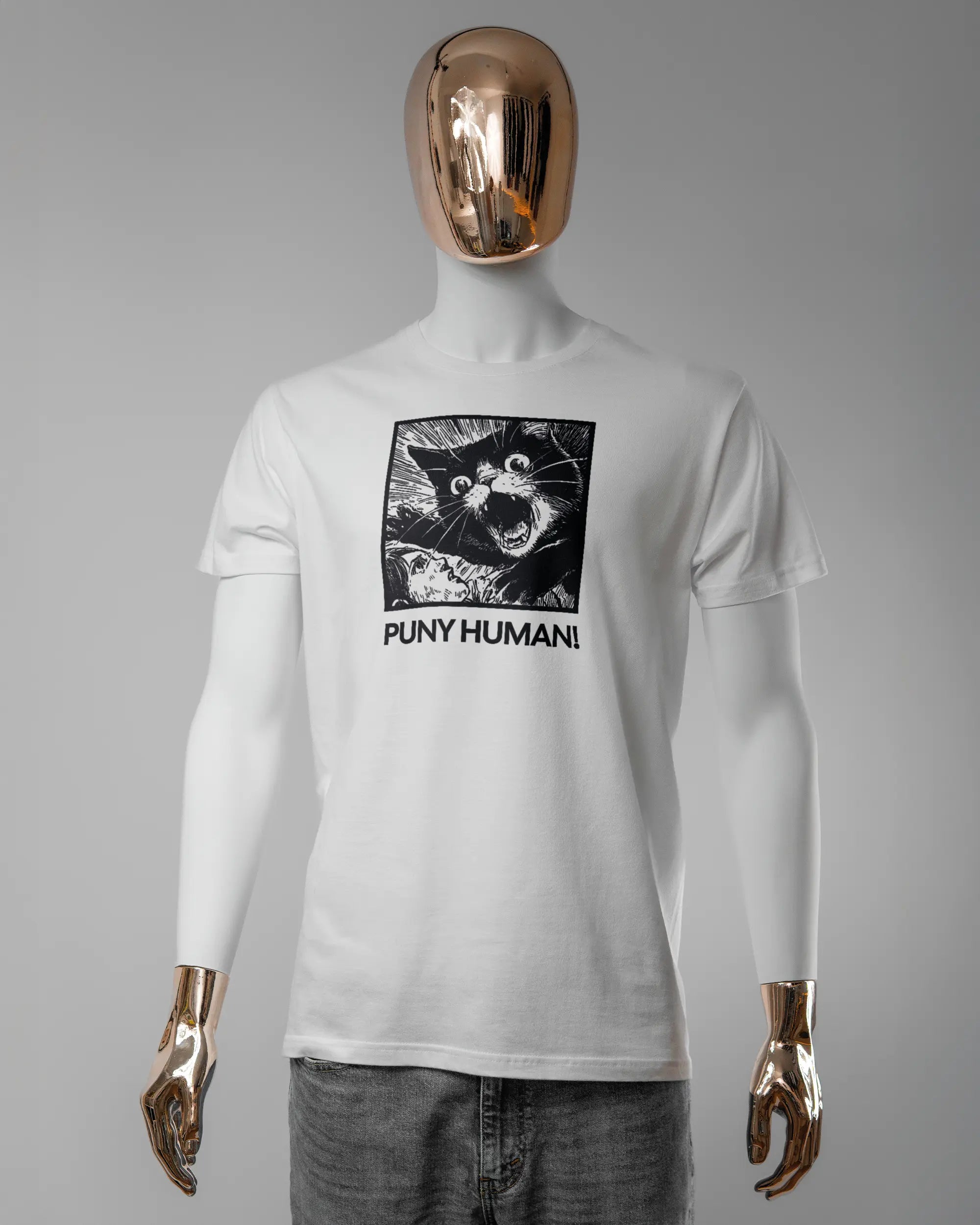 Vorderseite des Basic Unisex T-Shirt Soft von Maondo mit dem Design Puny Human in der Farbe White und in der Größe L getragen von einer maskulinen Puppe