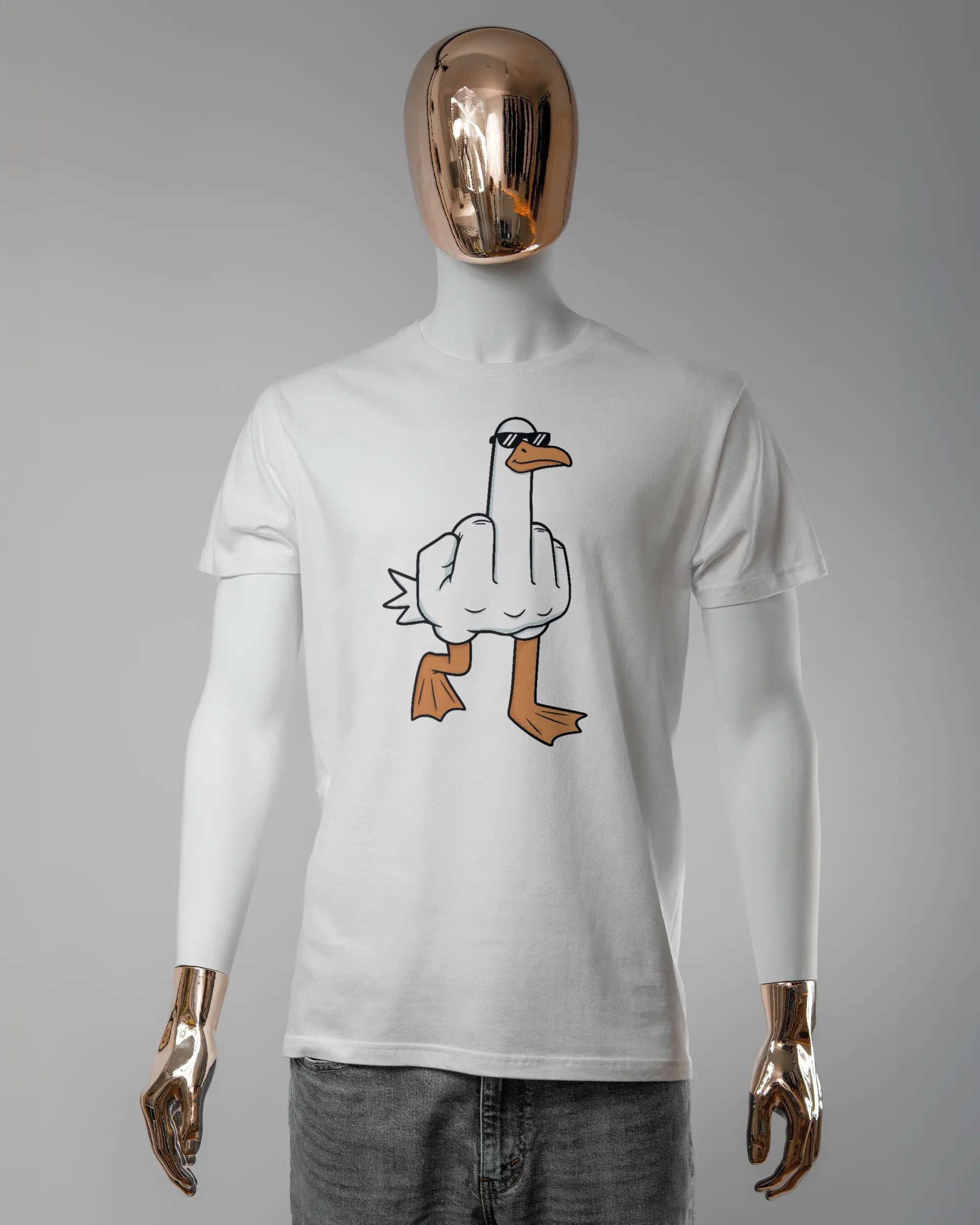 Vorderseite des Basic Unisex T-Shirt Soft von Maondo mit dem Design I give a duck in der Farbe White und in der Größe L getragen von einer maskulinen Puppe