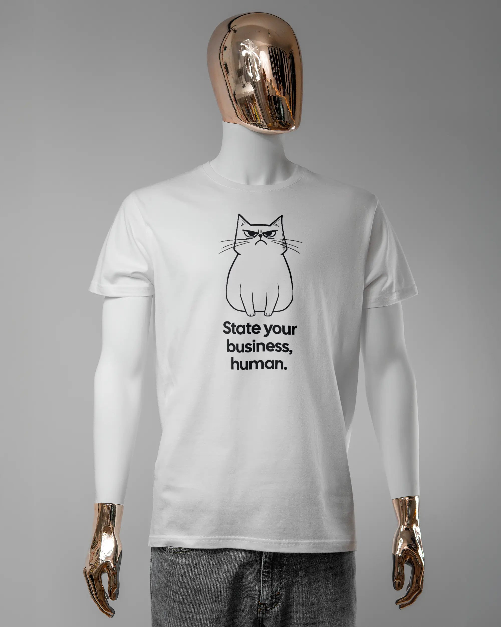 Vorderseite des Basic Unisex T-Shirt Soft von Maondo mit dem Design Grumpy Purr in der Farbe White und in der Größe L getragen von einer maskulinen Puppe