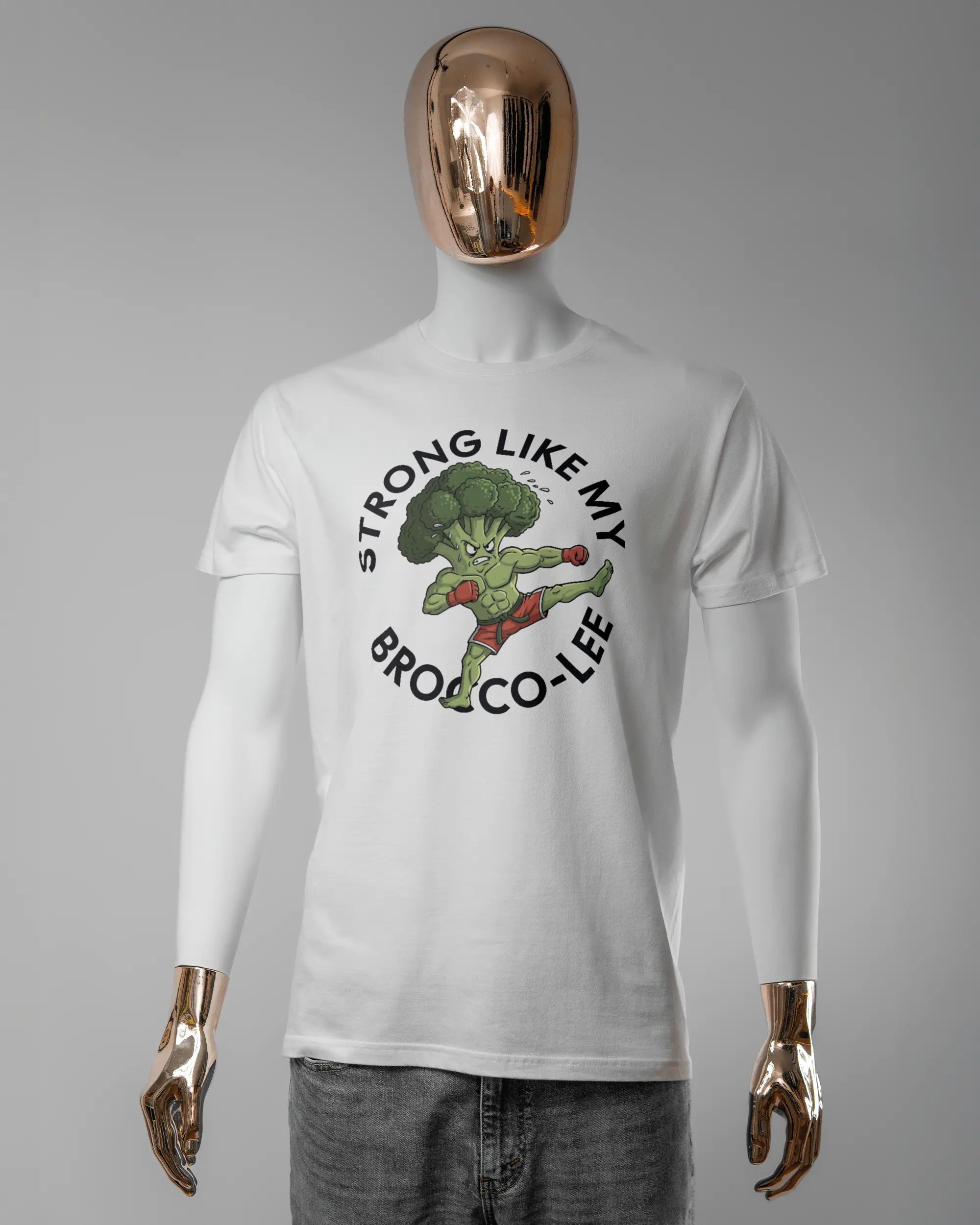 Vorderseite des Basic Unisex T-Shirt Soft von Maondo mit dem Design Brocco-Lee in der Farbe White und in der Größe L getragen von einer maskulinen Puppe