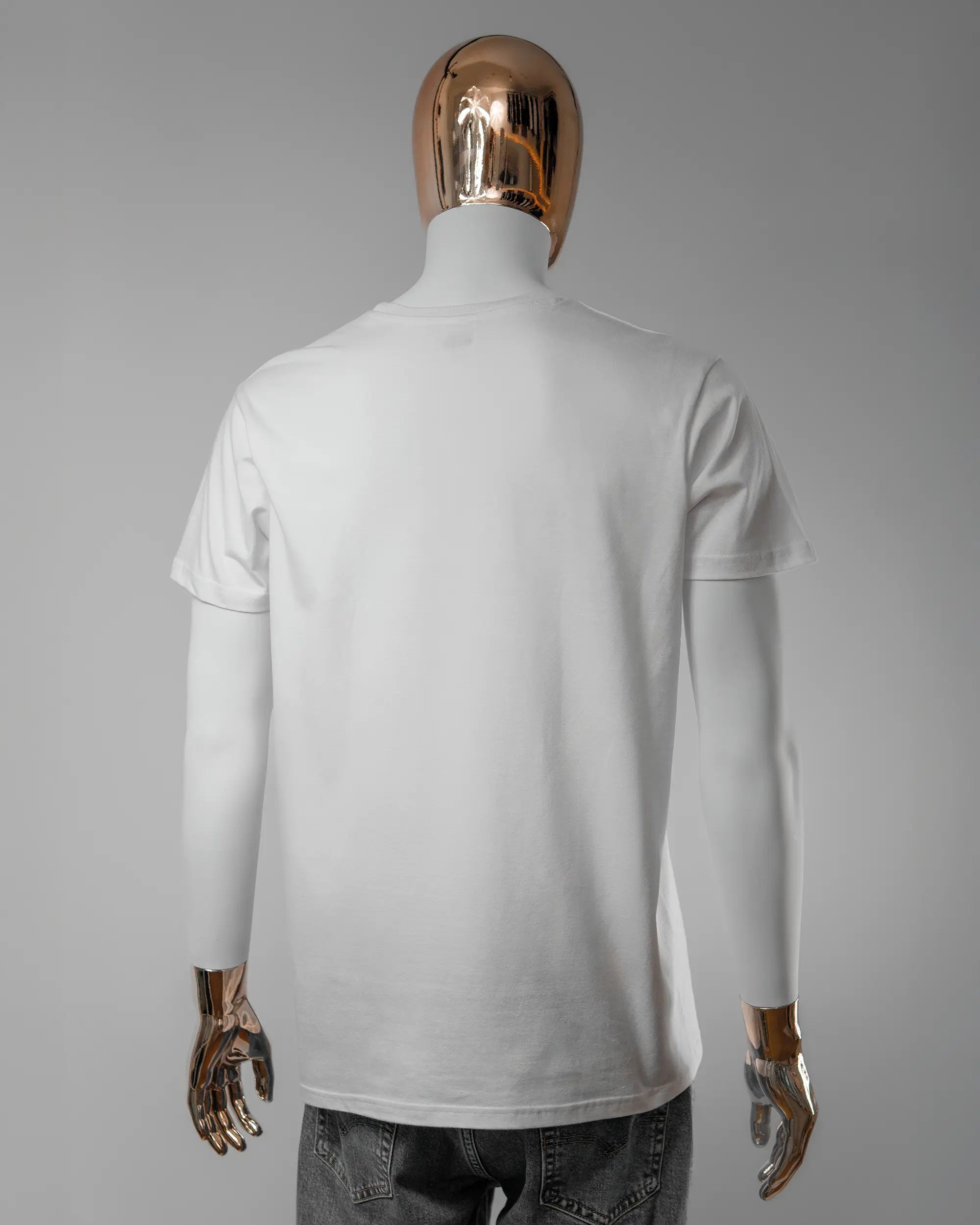 Rückseite des Basic Unisex T-Shirt Soft von Maondo ohne Motiv in der Farbe White und in der Größe L getragen von einer maskulinen Puppe