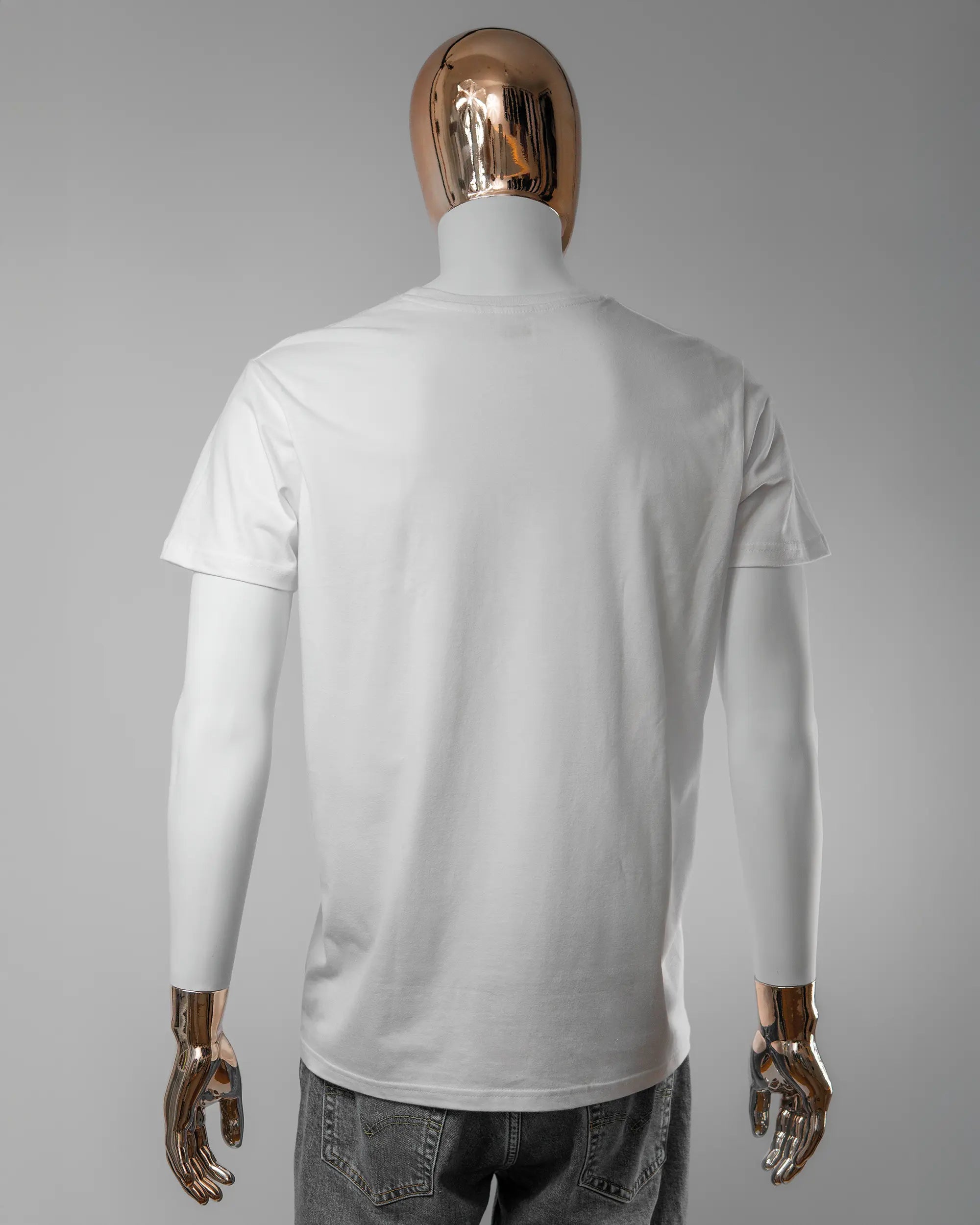 Rückseite des Basic Unisex T-Shirt Soft von Maondo ohne Motiv in der Farbe White und in der Größe L getragen von einer maskulinen Puppe