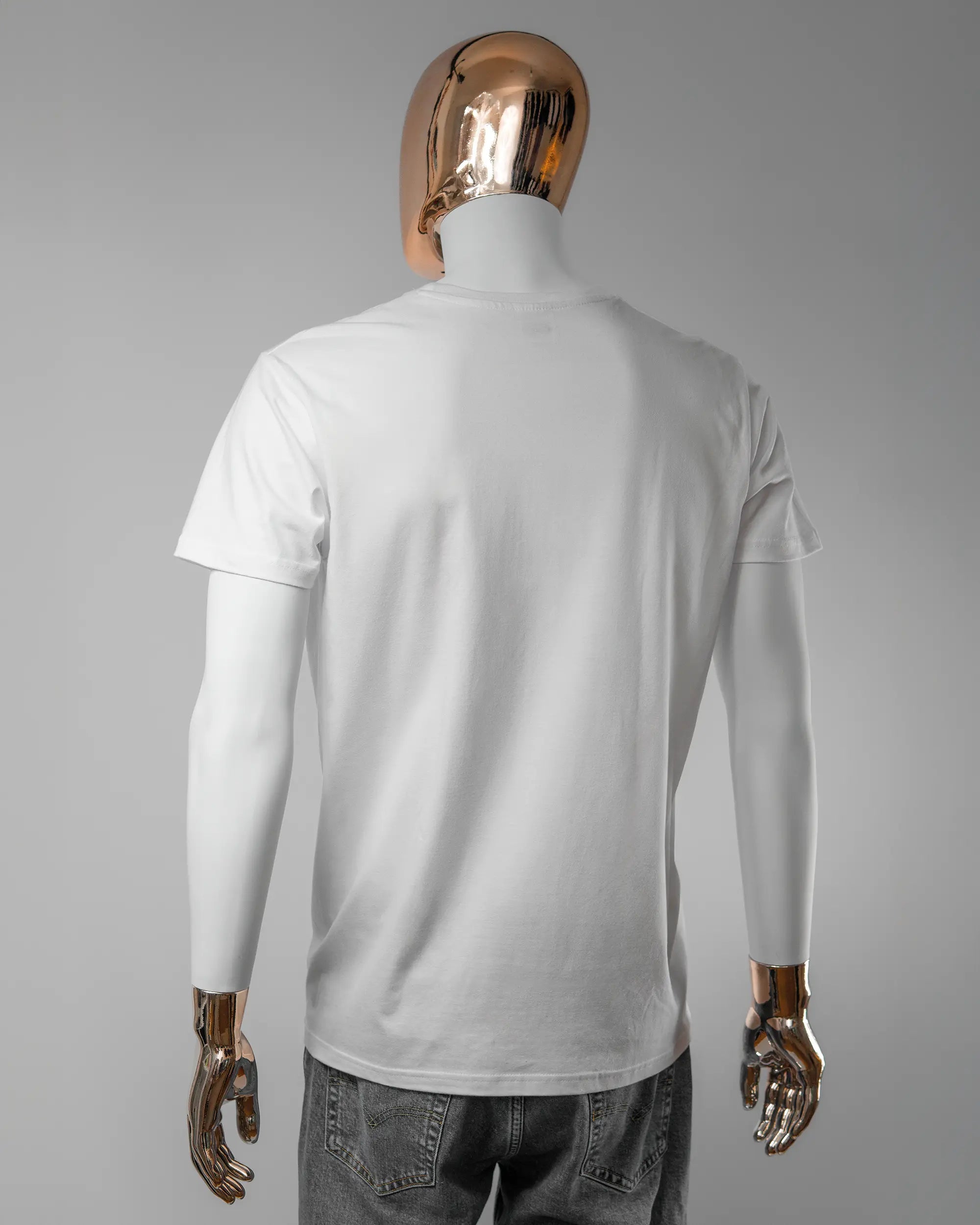 Rückseite des Basic Unisex T-Shirt Soft von Maondo ohne Motiv in der Farbe White und in der Größe L getragen von einer maskulinen Puppe