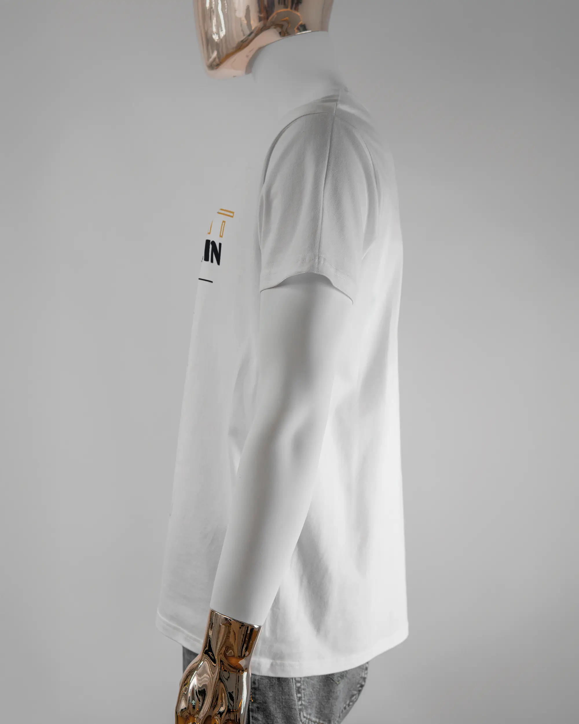 Seitenansicht des Basic Unisex T-Shirt Soft von Maondo mit dem Design Tracht mit dir vorne in der Farbe White und in der Größe L getragen von einer maskulinen Puppe