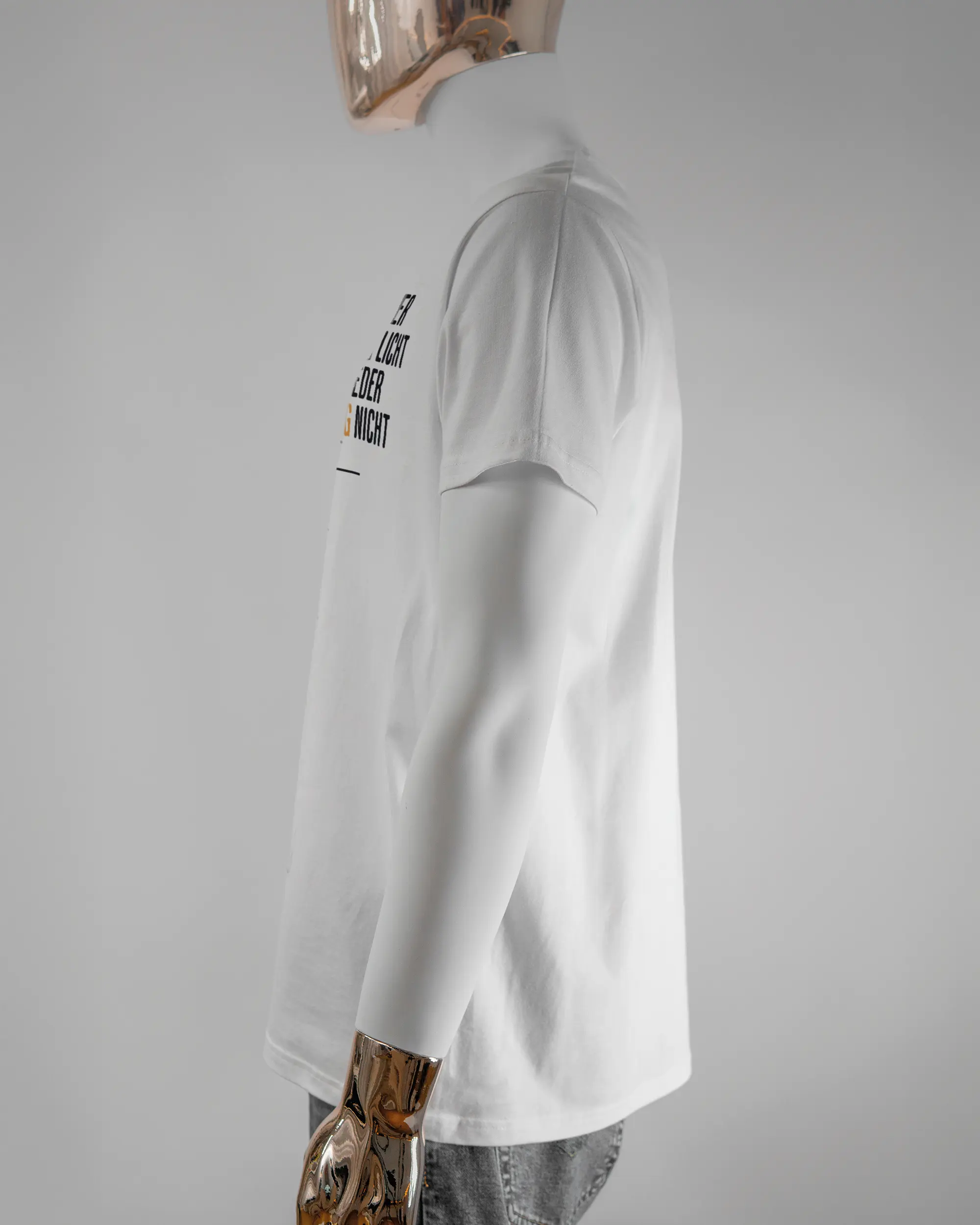 Seitenansicht des Basic Unisex T-Shirt Soft von Maondo mit dem Design Wegzeug vorne in der Farbe White und in der Größe L getragen von einer maskulinen Puppe