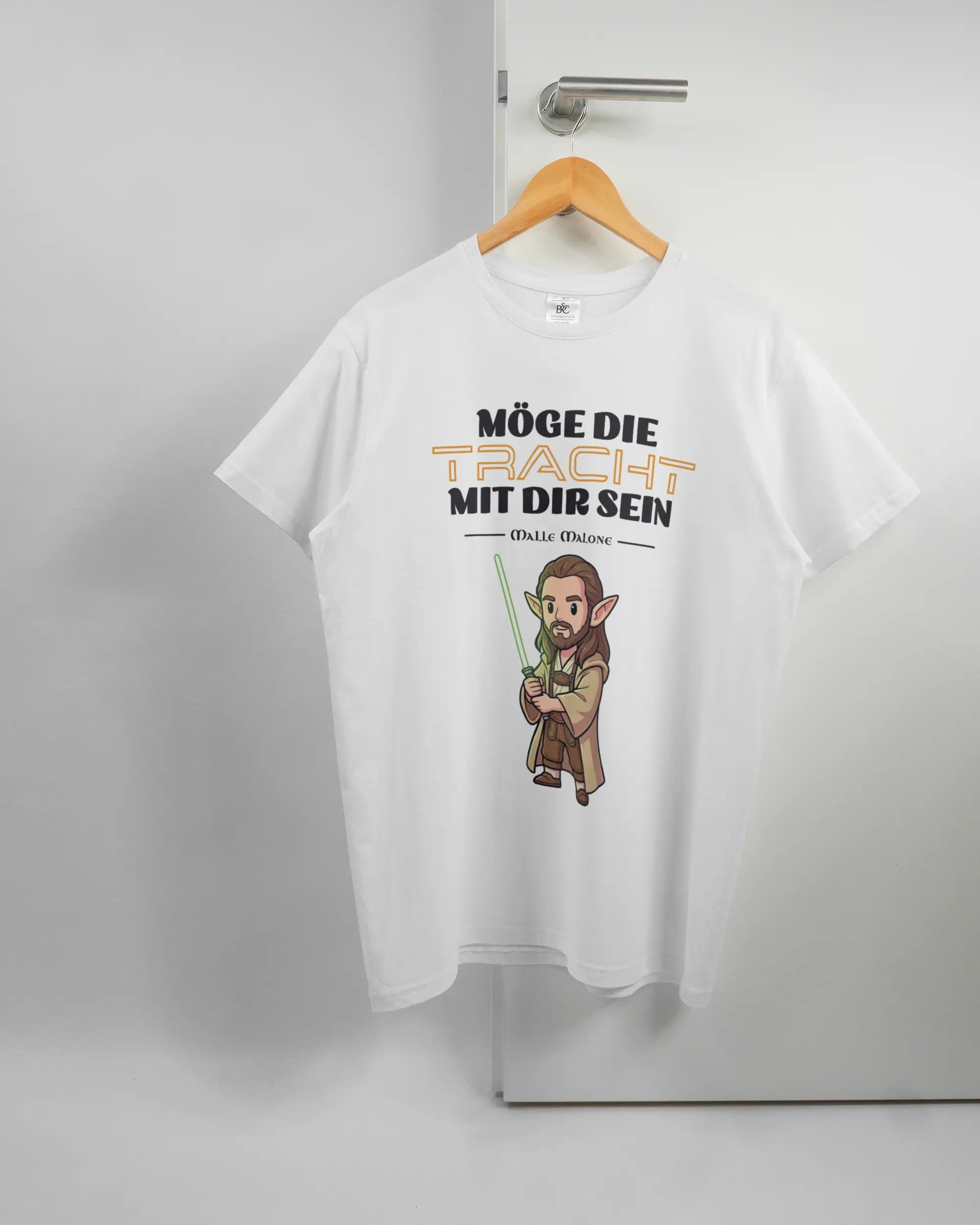 Vorderseite des Basic Unisex T-Shirt Soft von Maondo mit dem Design Tracht mit dir in der Farbe White und in der Größe L auf einem Bügel an der Türklinke aufgehängt