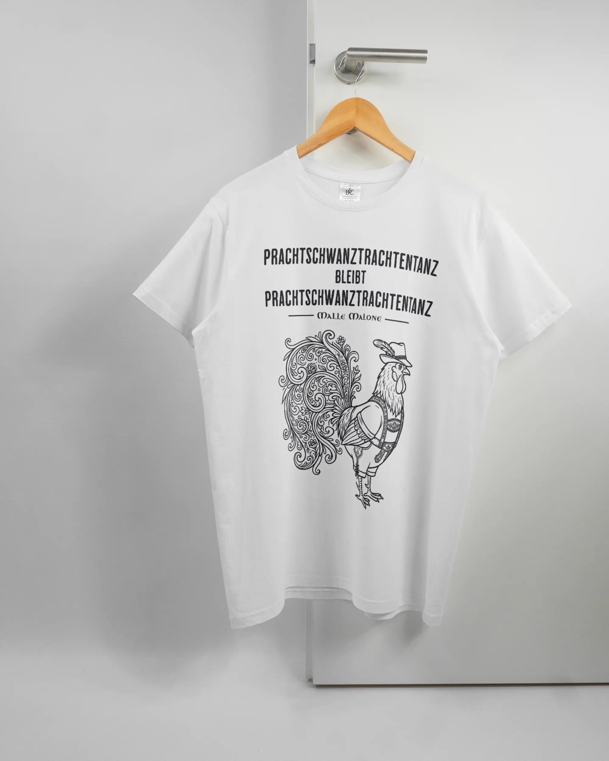 Vorderseite des Basic Unisex T-Shirt Soft von Maondo mit dem Design Trachtentanz in der Farbe White und in der Größe L auf einem Bügel an der Türklinke aufgehängt