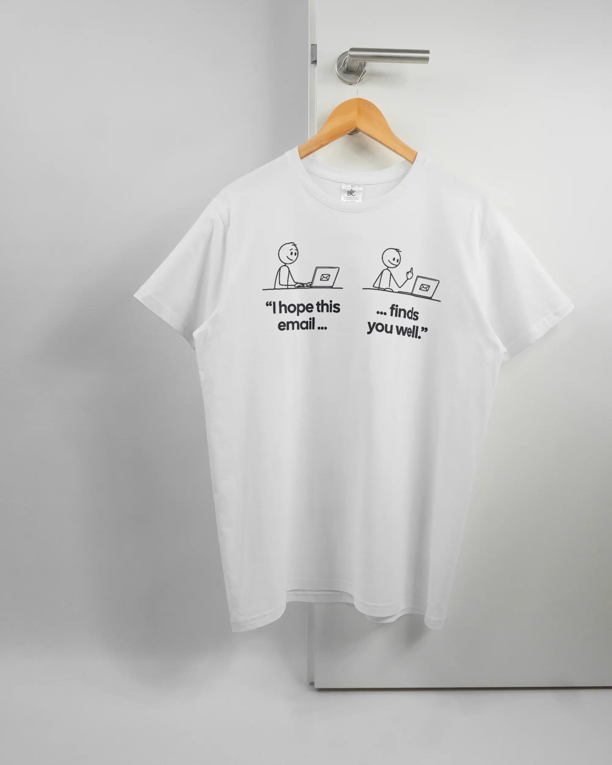 Vorderseite des Basic Unisex T-Shirt Soft von Maondo mit dem Design Found me not well in der Farbe White und in der Größe L auf einem Bügel an der Türklinke aufgehängt