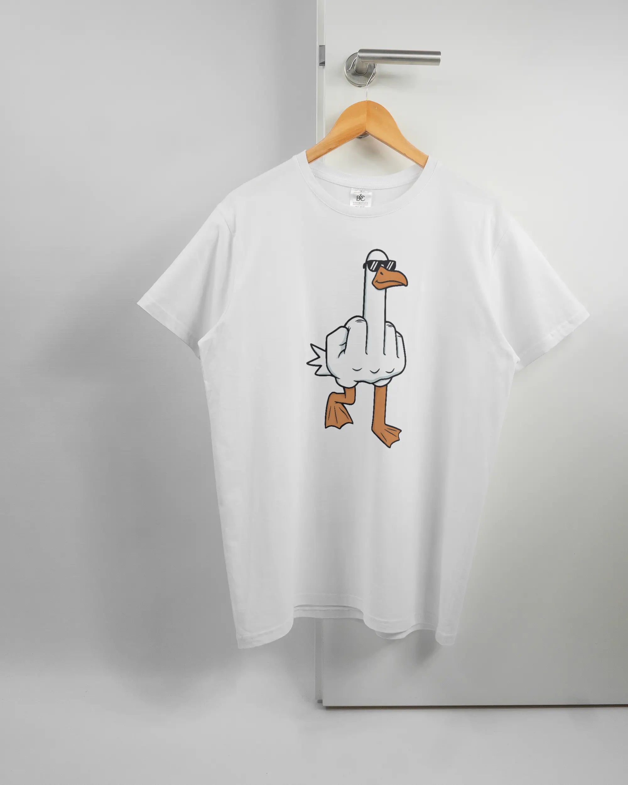 Vorderseite des Basic Unisex T-Shirt Soft von Maondo mit dem Design I give a duck in der Farbe White und in der Größe L auf einem Bügel an der Türklinke aufgehängt