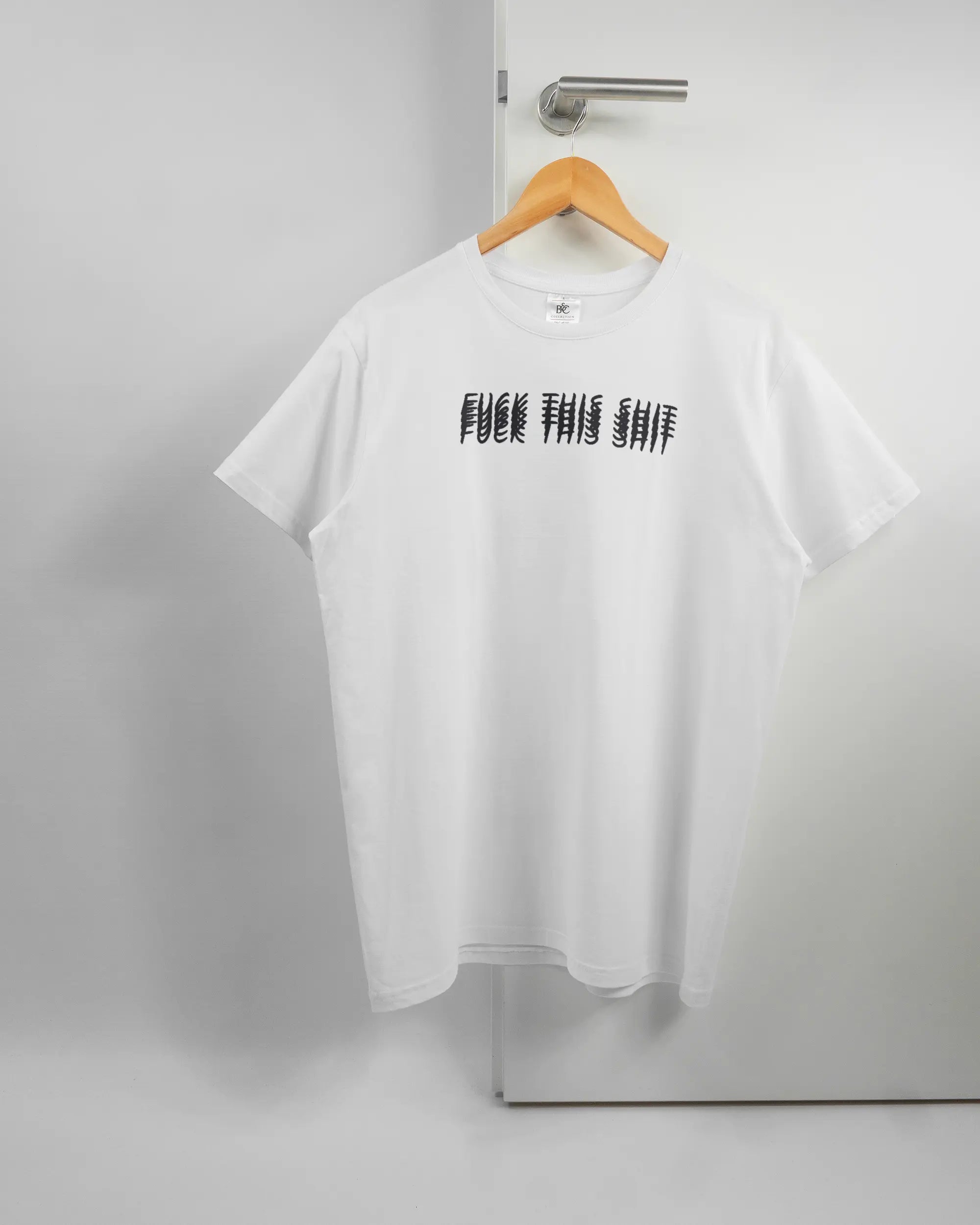 Vorderseite des Basic Unisex T-Shirt Soft von Maondo mit dem Design Hidden Message in der Farbe White und in der Größe L auf einem Bügel an der Türklinke aufgehängt