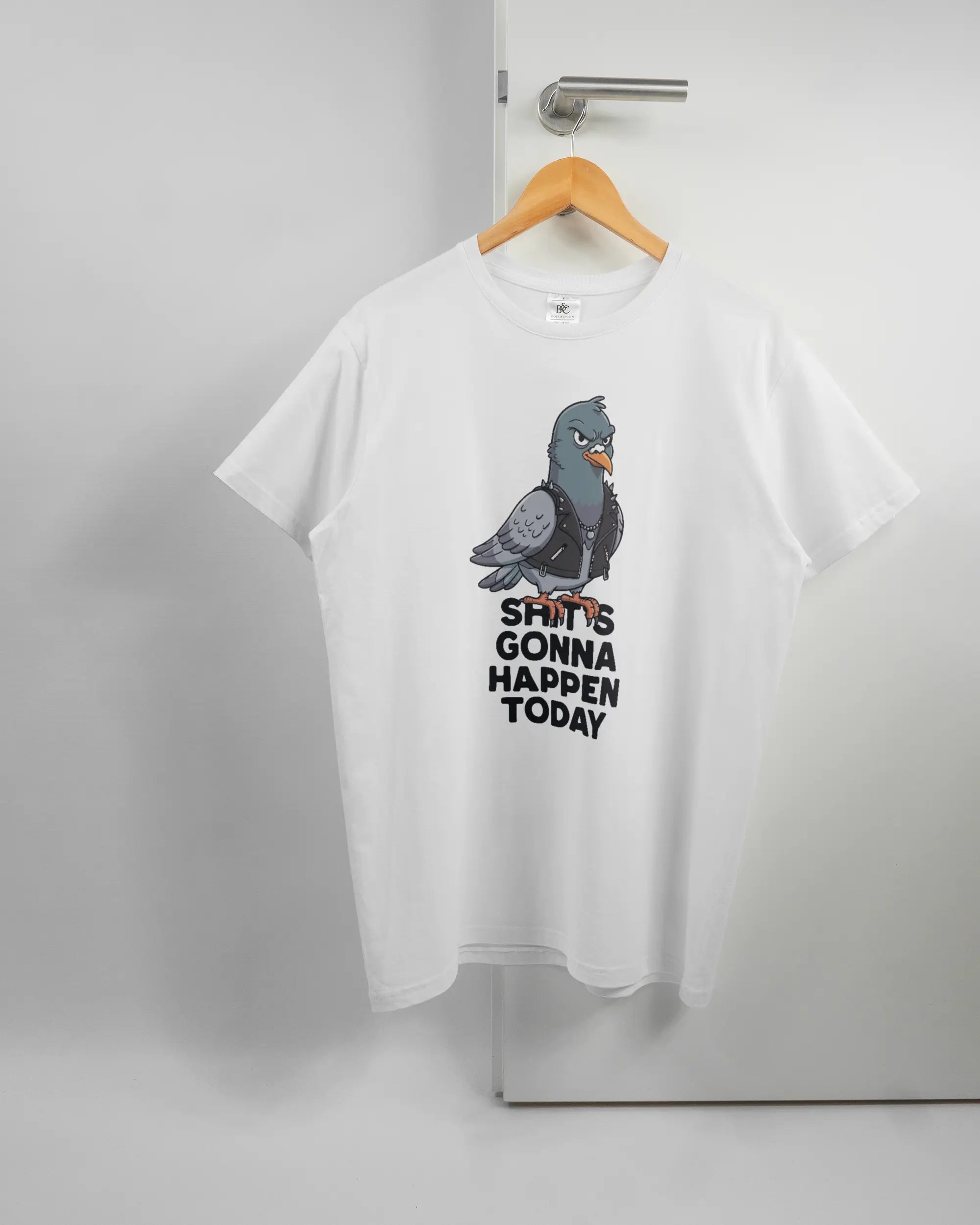 Vorderseite des Basic Unisex T-Shirt Soft von Maondo mit dem Design Pigeon Pun in der Farbe White und in der Größe L auf einem Bügel an der Türklinke aufgehängt