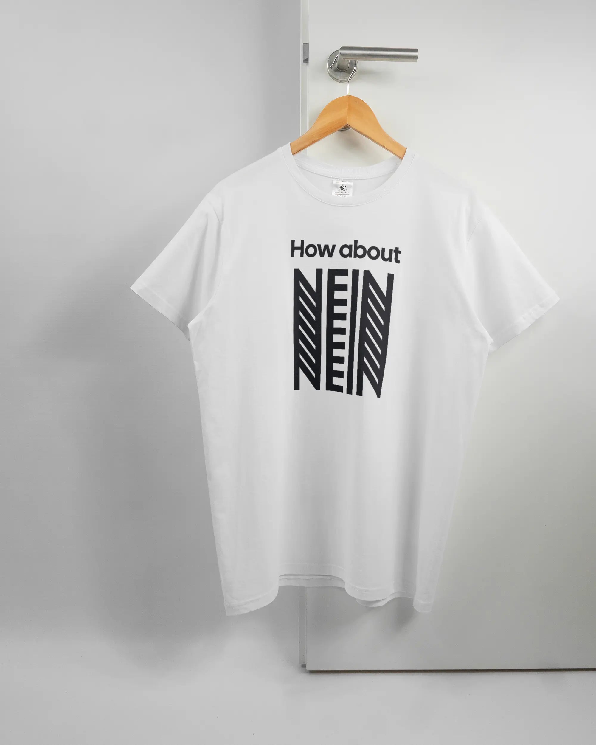 Vorderseite des Basic Unisex T-Shirt Soft von Maondo mit dem Design How about nein in der Farbe White und in der Größe L auf einem Bügel an der Türklinke aufgehängt