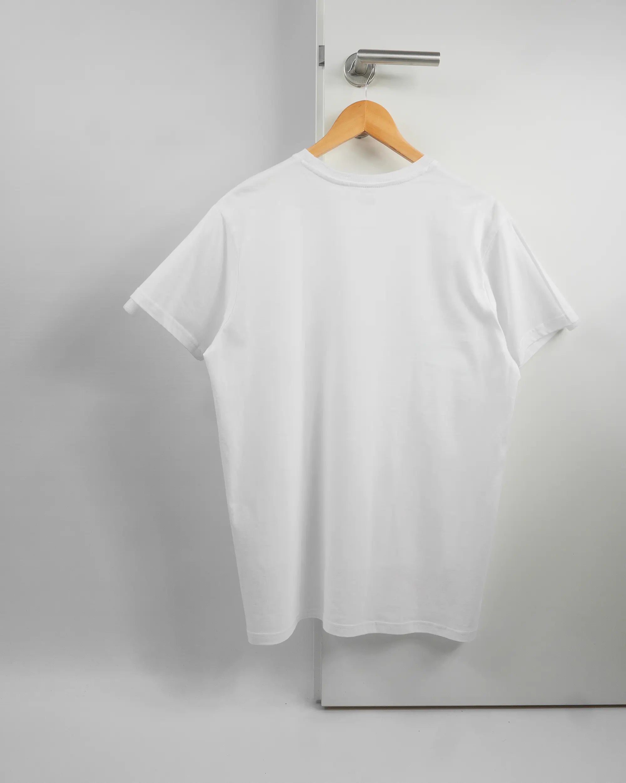 Rückseite des Basic Unisex T-Shirt Soft von Maondo ohne Motiv in der Farbe White und in der Größe L auf einem Bügel an der Türklinke aufgehängt