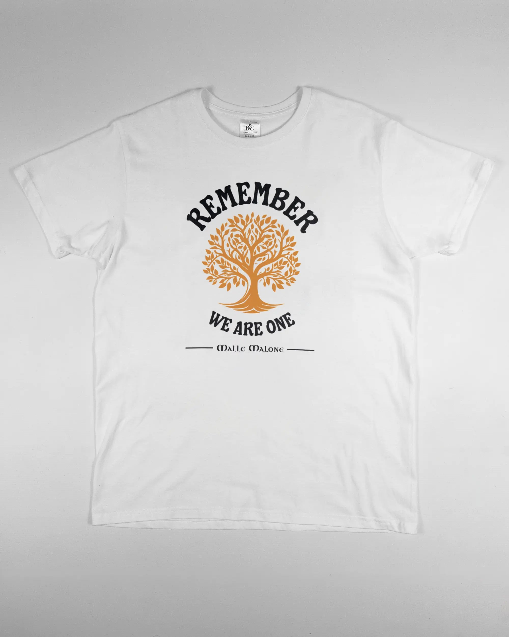 Vorderseite des Basic Unisex T-Shirt Soft von Maondo mit dem Design We are one in der Farbe White und in der Größe L flach auf den Boden gelegt