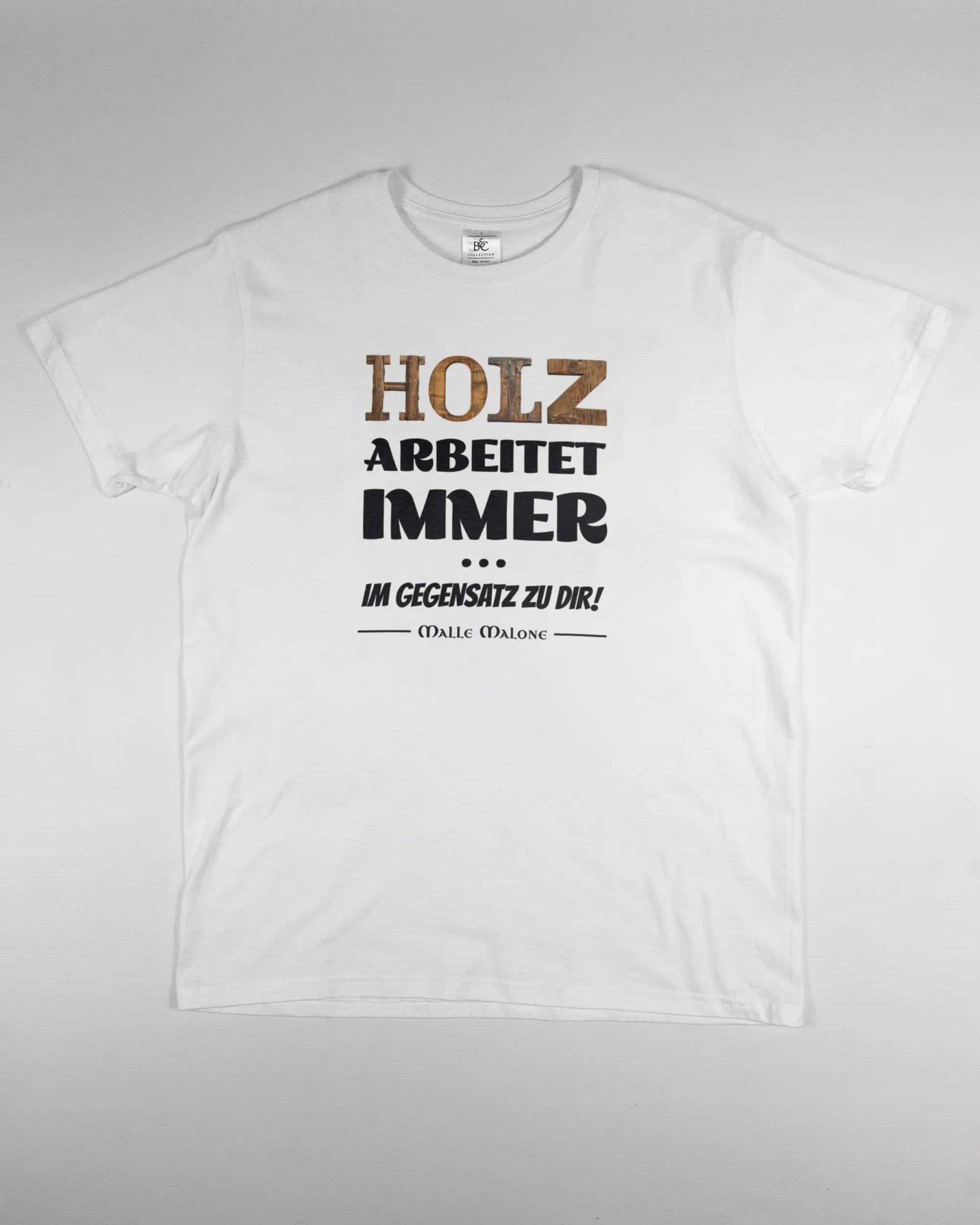 Vorderseite des Basic Unisex T-Shirt Soft von Maondo mit dem Design Holzarbeit in der Farbe White und in der Größe L flach auf den Boden gelegt