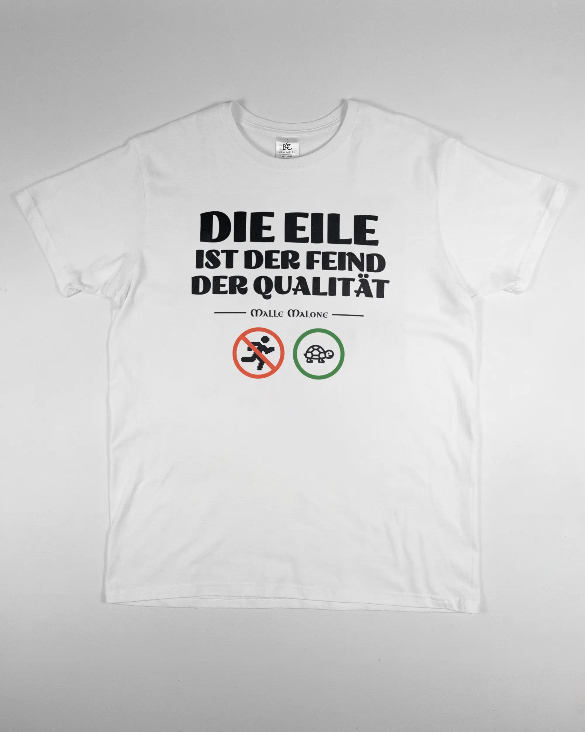 Vorderseite des Basic Unisex T-Shirt Soft von Maondo mit dem Design Keine Eile in der Farbe White und in der Größe L flach auf den Boden gelegt