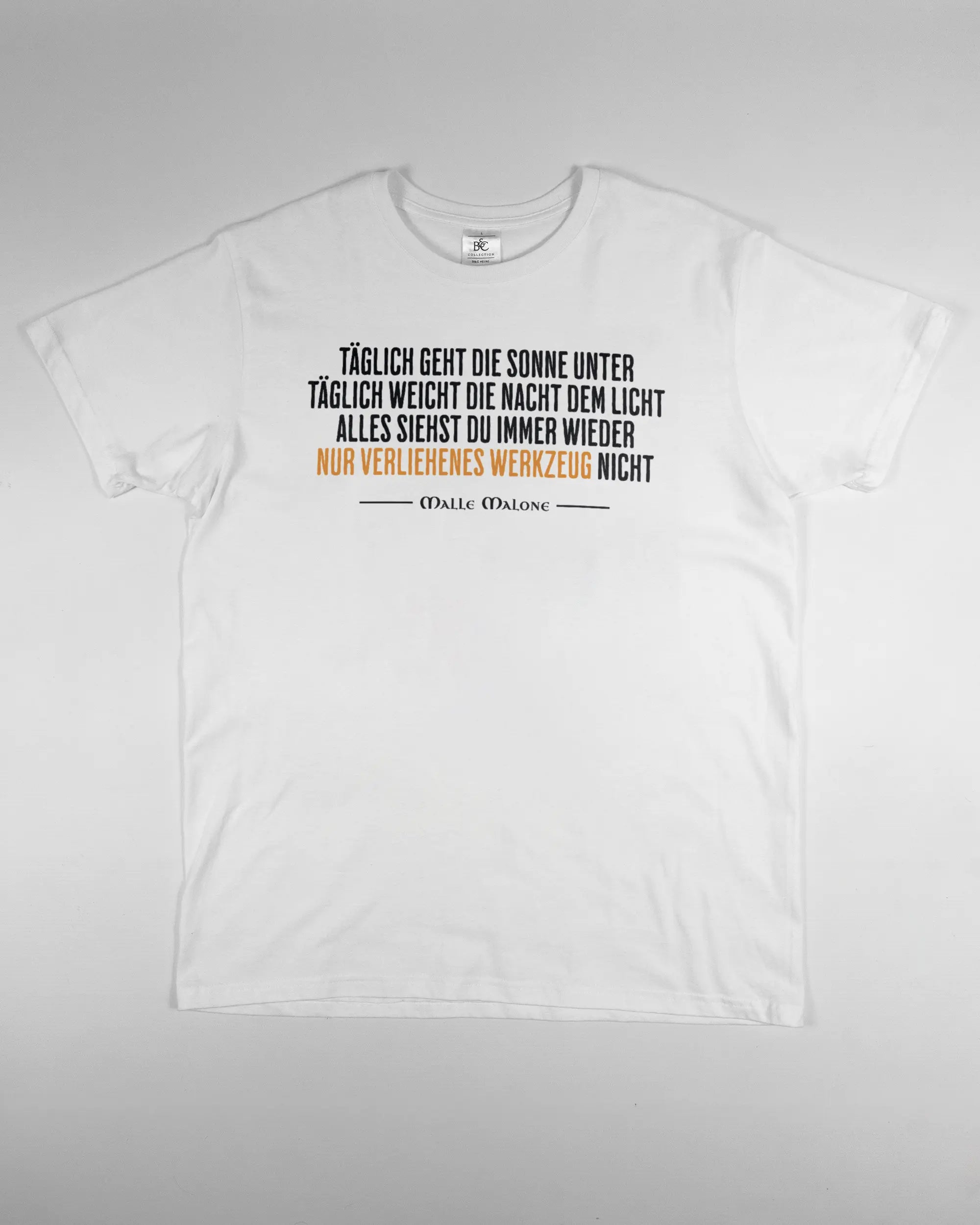 Vorderseite des Basic Unisex T-Shirt Soft von Maondo mit dem Design Wegzeug in der Farbe White und in der Größe L flach auf den Boden gelegt