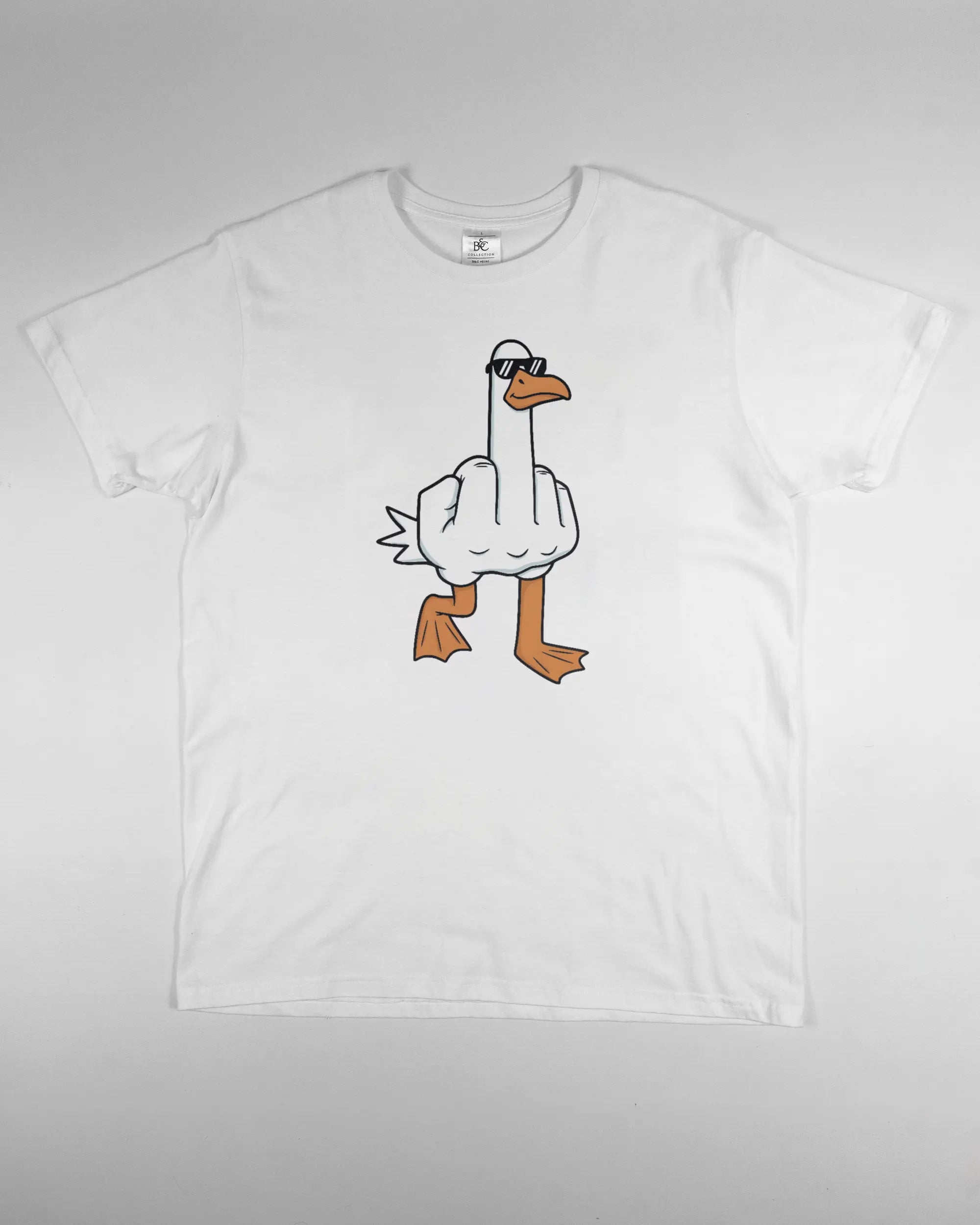 Vorderseite des Basic Unisex T-Shirt Soft von Maondo mit dem Design I give a duck in der Farbe White und in der Größe L flach auf den Boden gelegt