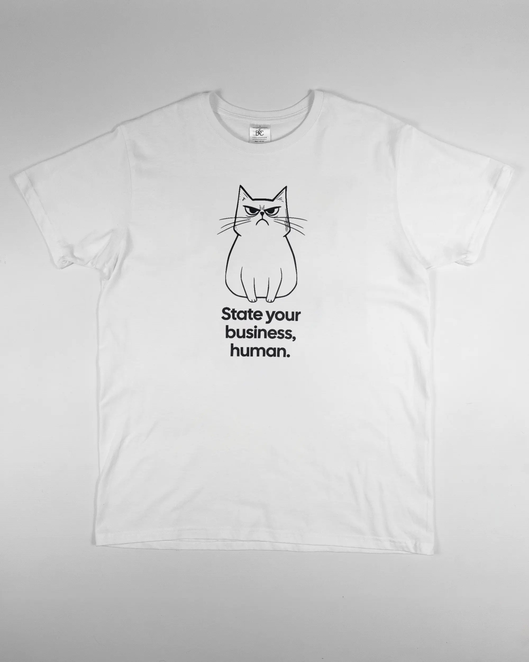 Vorderseite des Basic Unisex T-Shirt Soft von Maondo mit dem Design Grumpy Purr in der Farbe White und in der Größe L flach auf den Boden gelegt