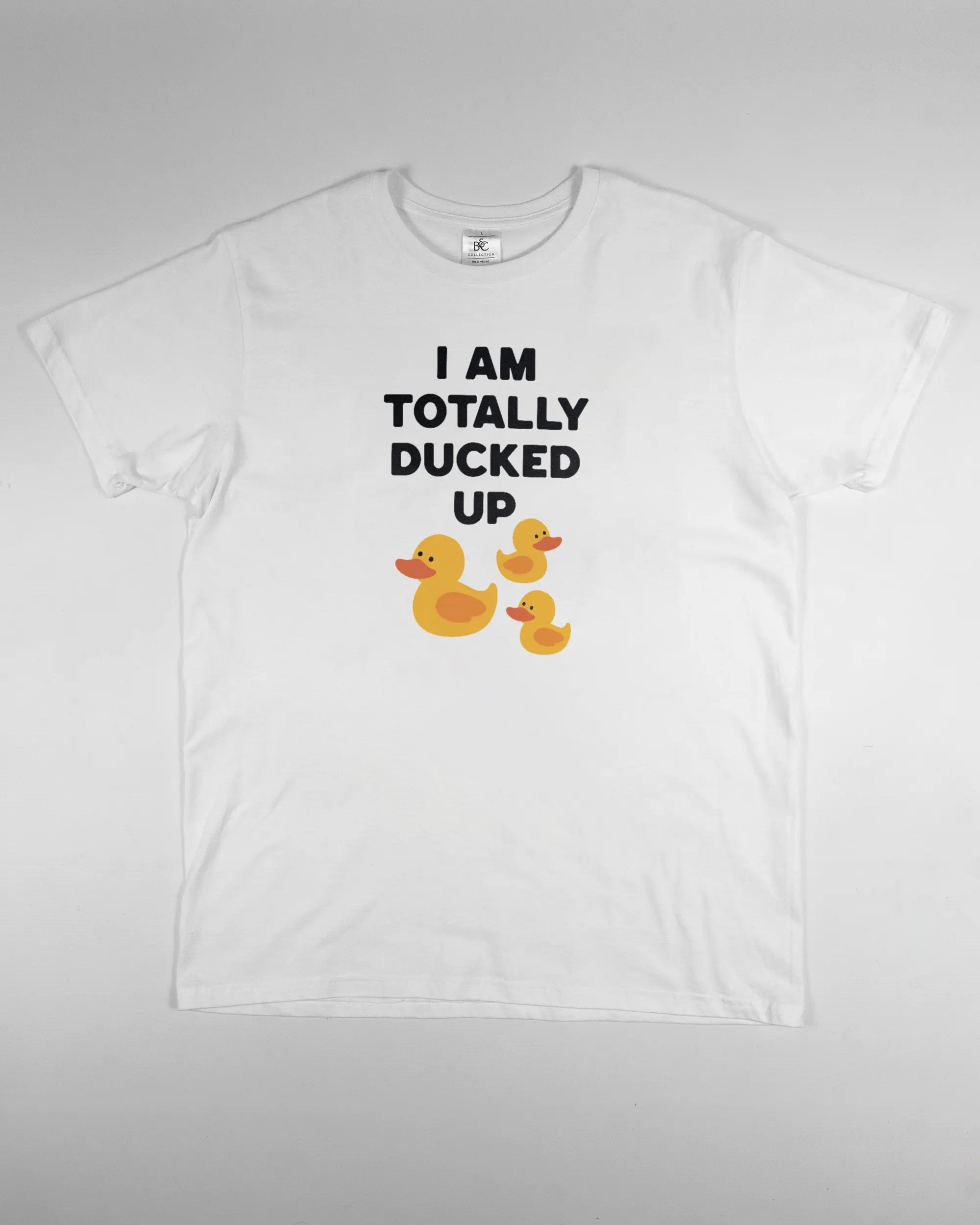 Vorderseite des Basic Unisex T-Shirt Soft von Maondo mit dem Design Ducked Up in der Farbe White und in der Größe L flach auf den Boden gelegt