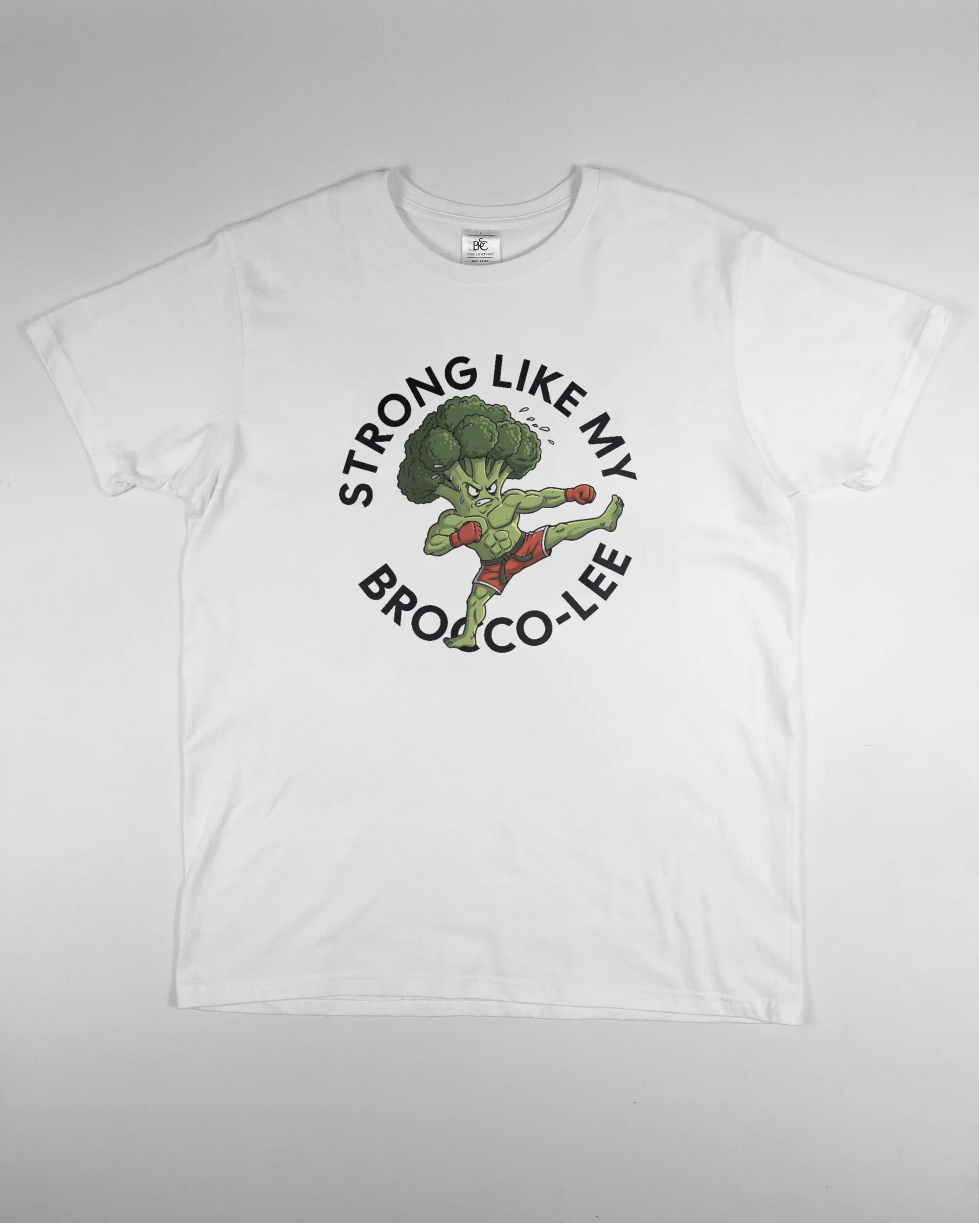 Vorderseite des Basic Unisex T-Shirt Soft von Maondo mit dem Design Brocco-Lee in der Farbe White und in der Größe L flach auf den Boden gelegt