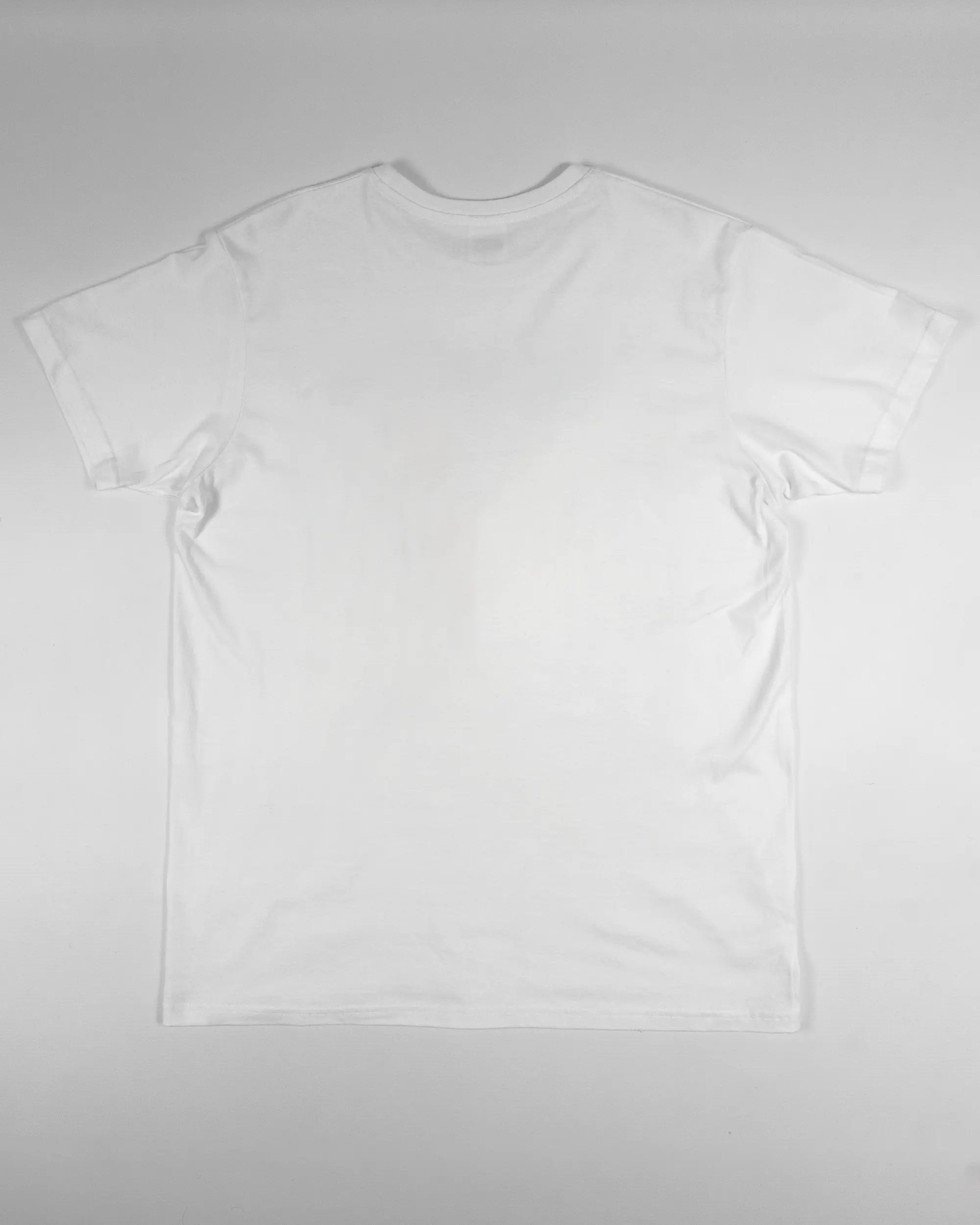 Rückseite des Basic Unisex T-Shirt Slim von Maondo ohne Motiv in der Farbe White und in der Größe L flach auf den Boden gelegt