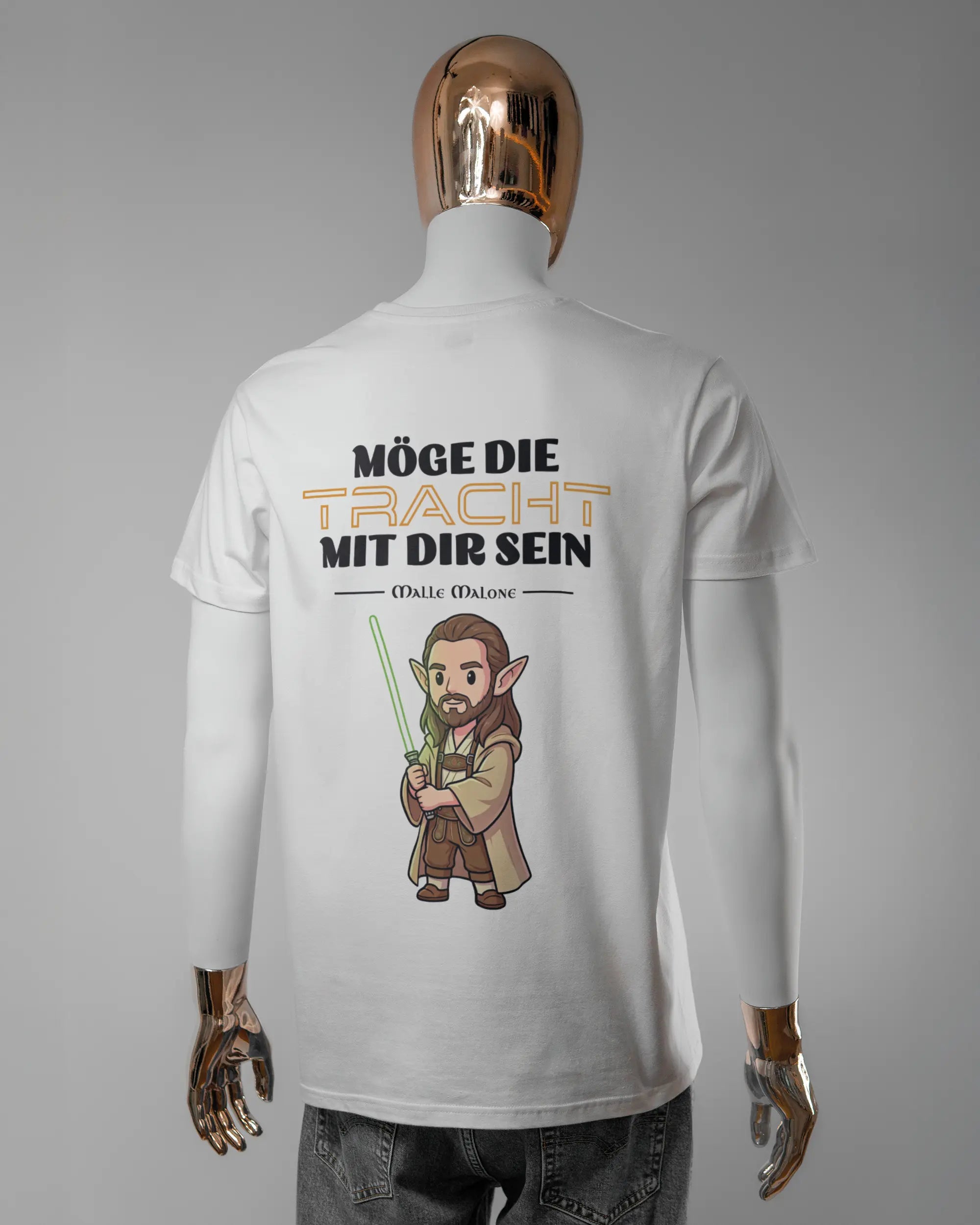 Rückseite des Basic Unisex T-Shirt Soft von Maondo mit dem Design Tracht mit dir in der Farbe White und in der Größe L getragen von einer maskulinen Puppe