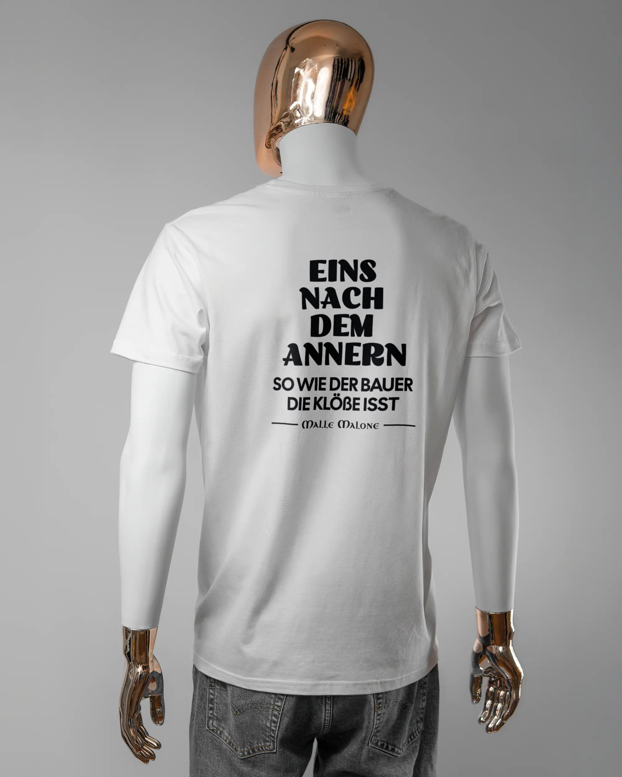Rückseite des Basic Unisex T-Shirt Soft von Maondo mit dem Design Eins nach dem Annern in der Farbe White und in der Größe L getragen von einer maskulinen Puppe
