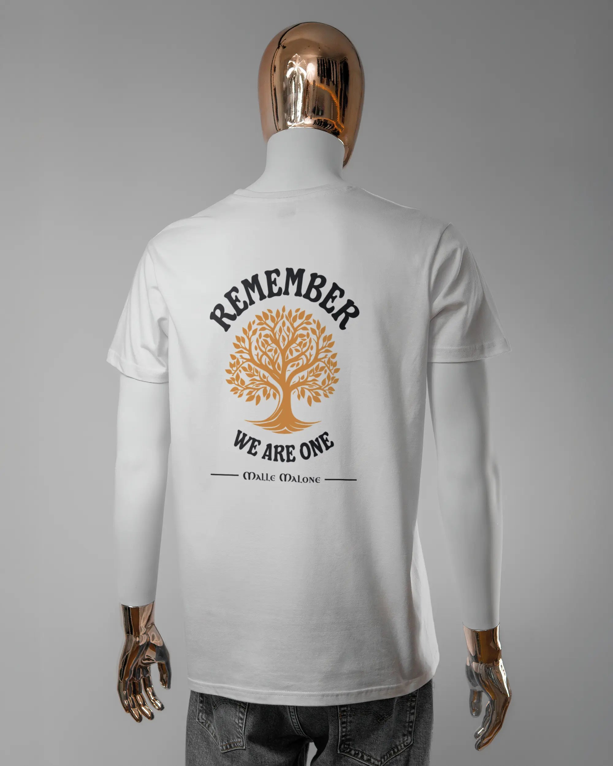 Rückseite des Basic Unisex T-Shirt Soft von Maondo mit dem Design We are one in der Farbe White und in der Größe L getragen von einer maskulinen Puppe