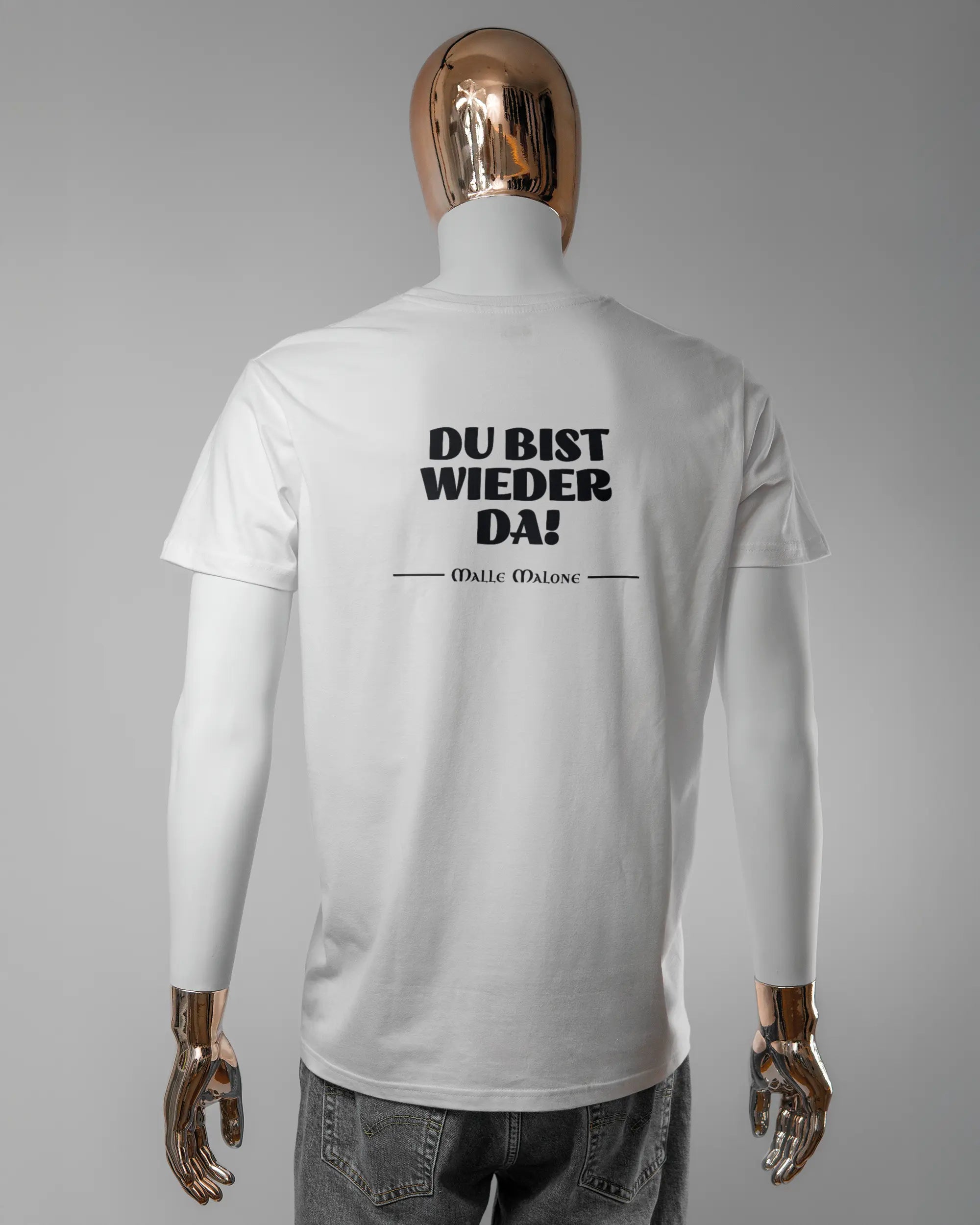 Rückseite des Basic Unisex T-Shirt Soft von Maondo mit dem Design Wieder da in der Farbe White und in der Größe L getragen von einer maskulinen Puppe